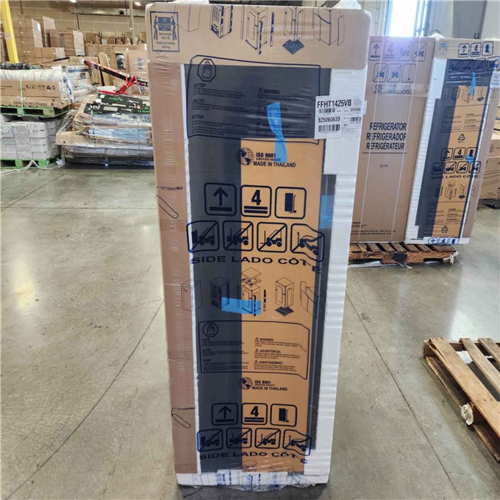 Phoenix Location NEW Frigidaire 27.6 in. 14 cu. ft. Top Freezer Refrigerator in Black, ENERGY STAR (Sealed)
