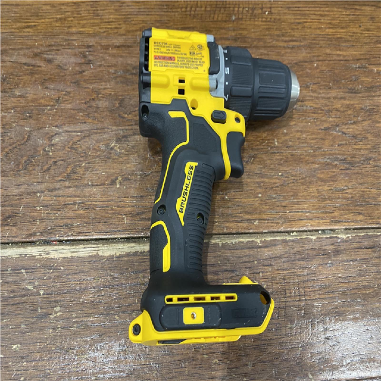 AS-IS DEWALT ATOMIC COMPACT SERIES 20V MAX* Brushless Cordless 1/2 Drill/Driver Kit