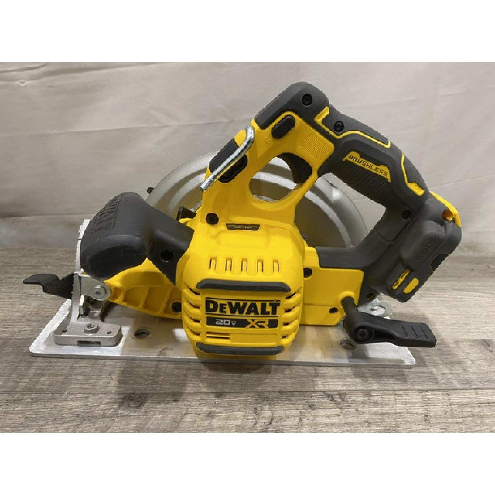 AS-IS DEWALT 20-Volt MAX 7-1/4 in. Cordless Circular Saw (Tool Only)