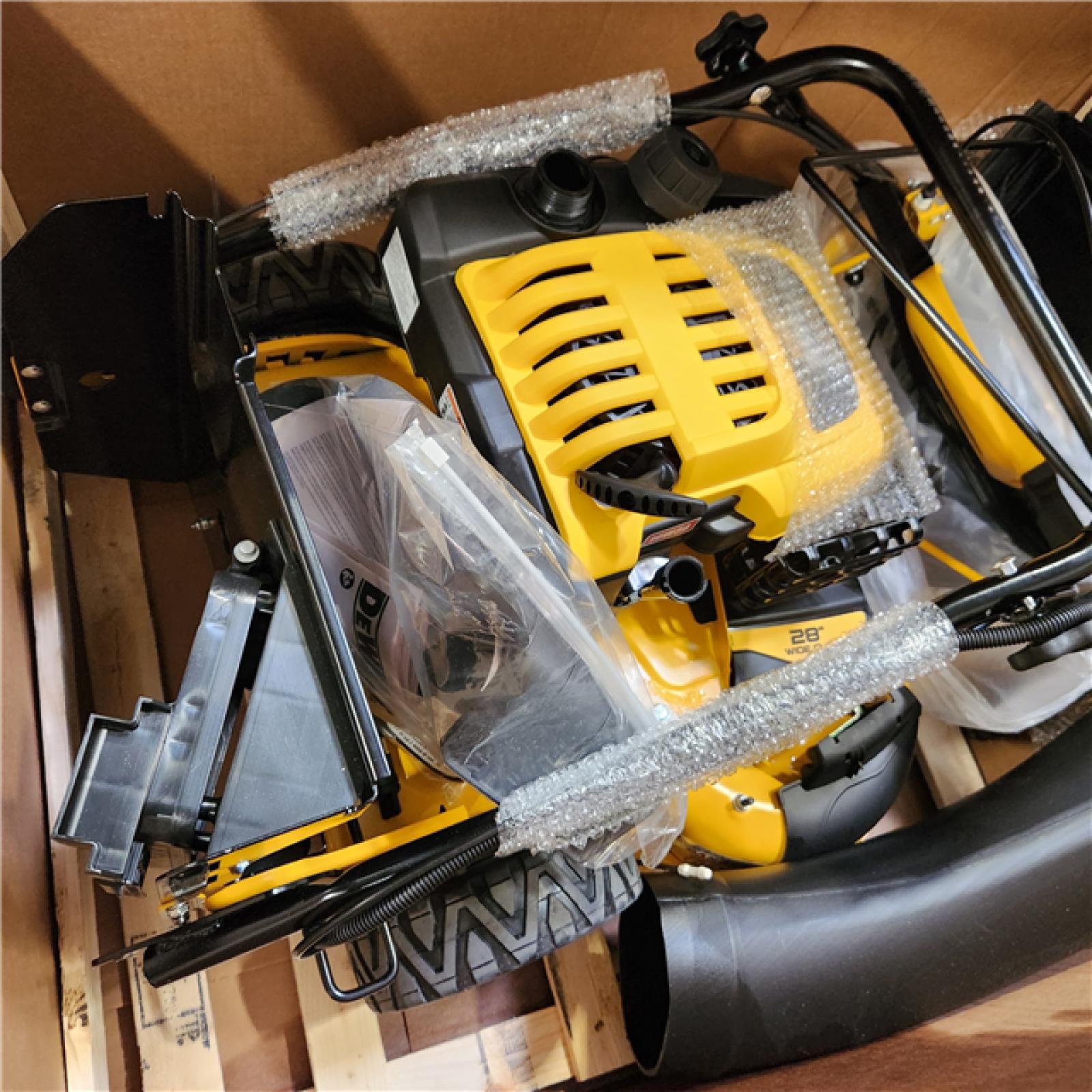 Dallas Location - As-Is Dallas Location - As-Is DEWALT 28 in. 224cc E-GOV Engine 3-in-1 Gas RWD Self-Propelled Lawn Mower