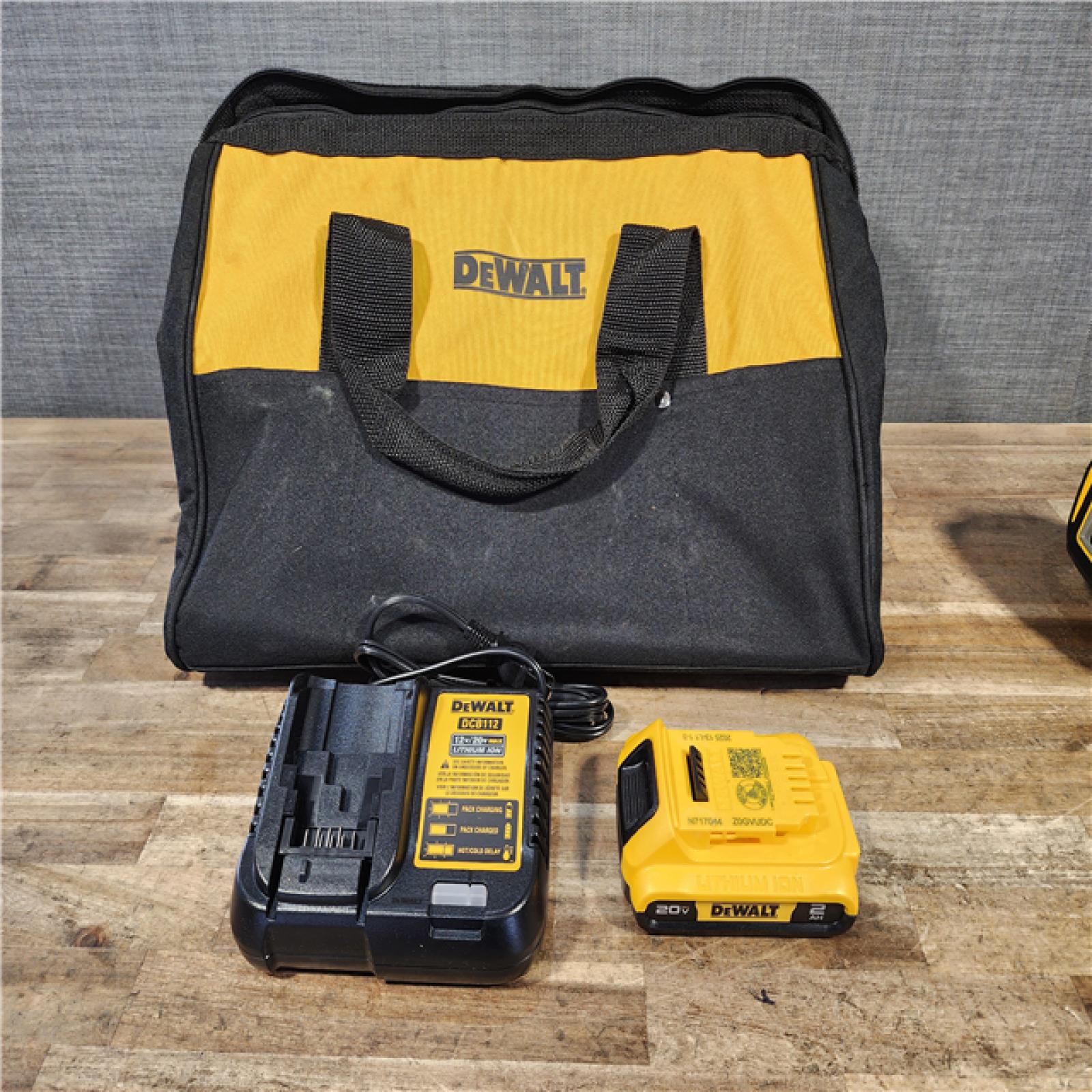 HOUSTON LOCATION - AS-IS DeWalt 15 GA ANGLED FINISH NAILER KIT W/ BATTERY & CHARGER