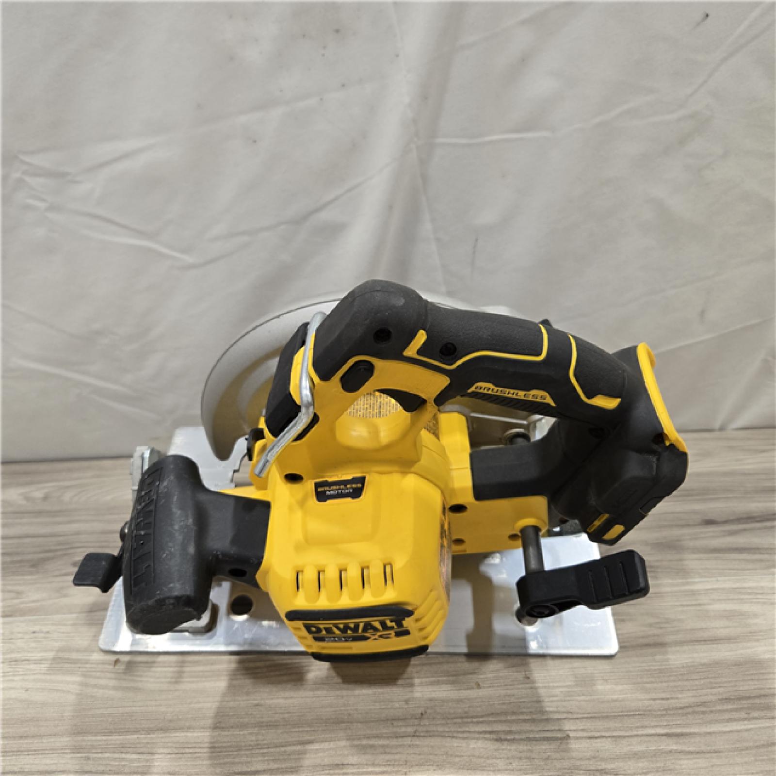 AS-IS DEWALT 20-Volt MAX 7-1/4 in. Cordless Circular Saw (Tool Only)