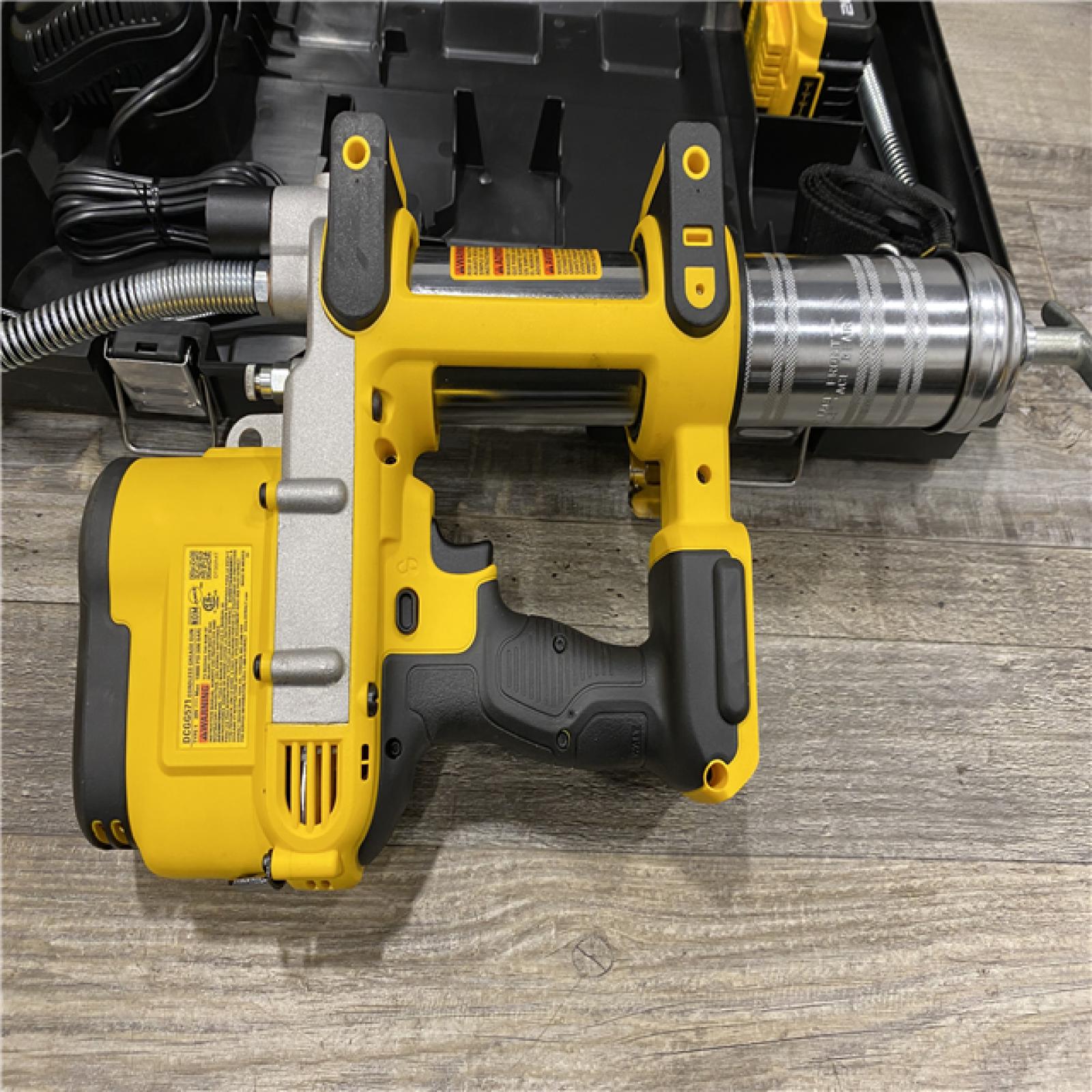 AS-IS DEWALT 20V MAX Cordless 10,000 PSI Variable Speed Grease Gun Kit