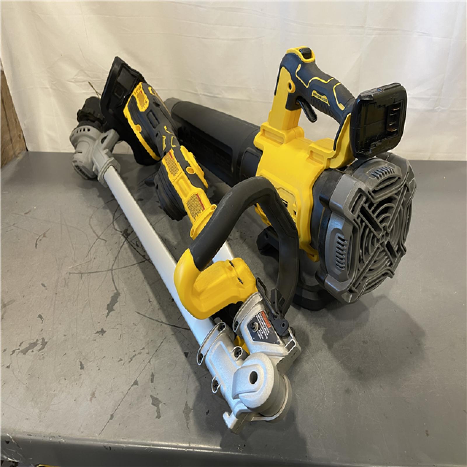 AS-IS - DEWALT 20V MAX Cordless Battery Powered String Trimmer & Blower Combo Kit