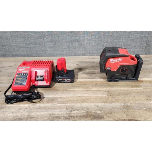 HOUSTON LOCATION - AS-IS Milwaukee Green 125 Ft. Cross Line and Plumb Points Laser Level Kit