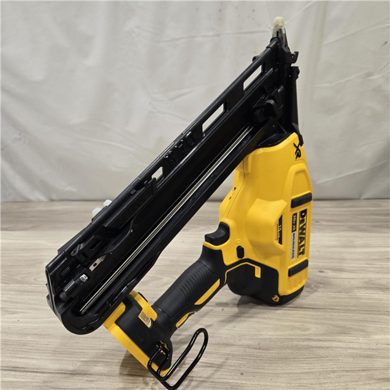 AS-IS DeWalt 15 GA  ANGLED FINISH NAILER KIT