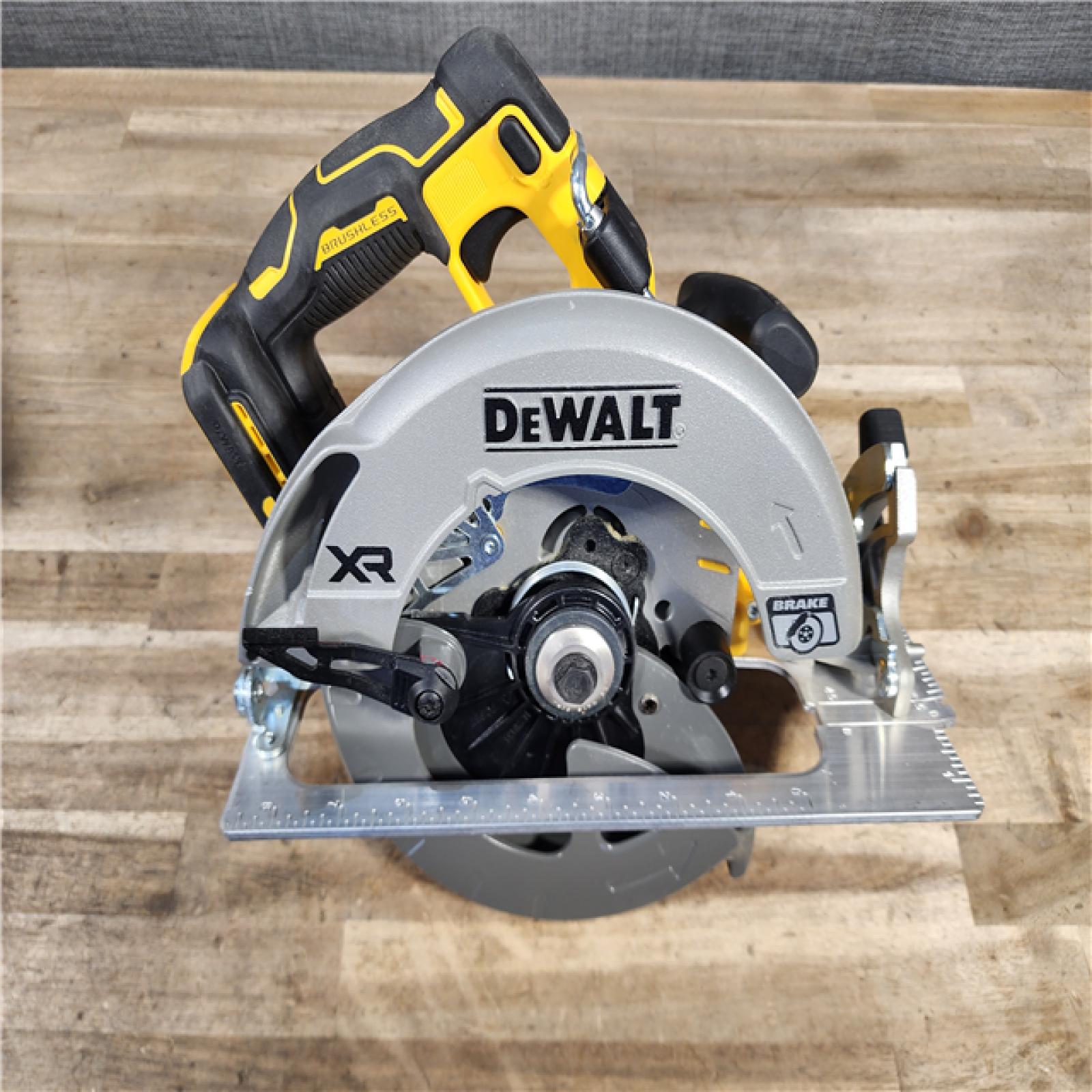 HOUSTON LOCATION - AS-IS DEWALT 20-Volt MAX 7-1/4 in. Cordless Circular Saw (Tool Only)