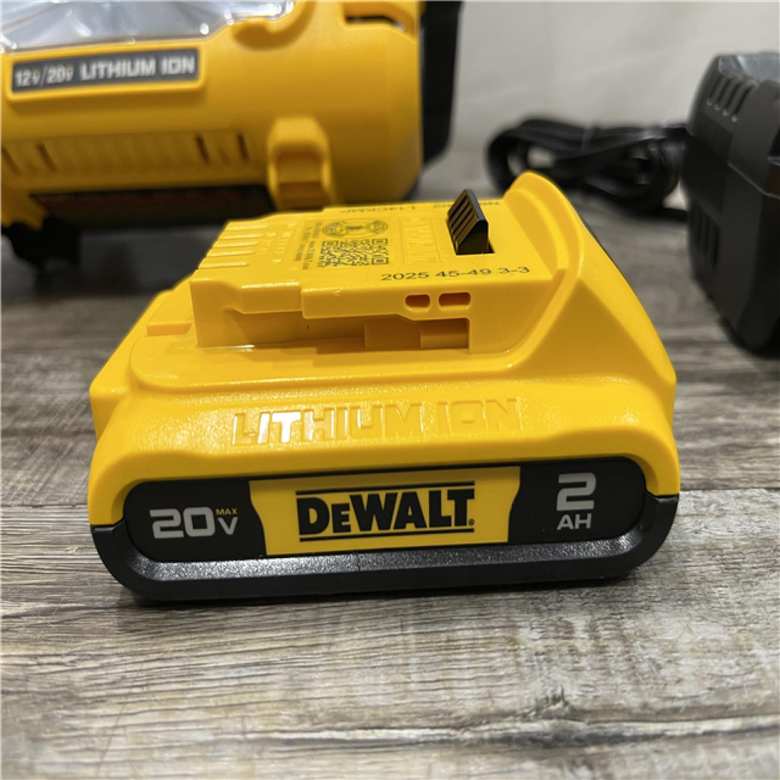LIKE NEW - DEWALT 20-Volt MAX Lithium-Ion Compact Cordless Task Light Kit
