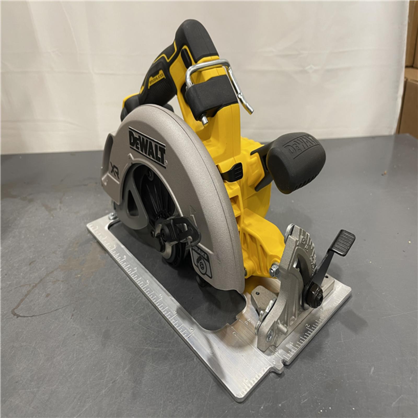 AS-IS - DEWALT 20-Volt MAX 7-1/4 in. Cordless Circular Saw
