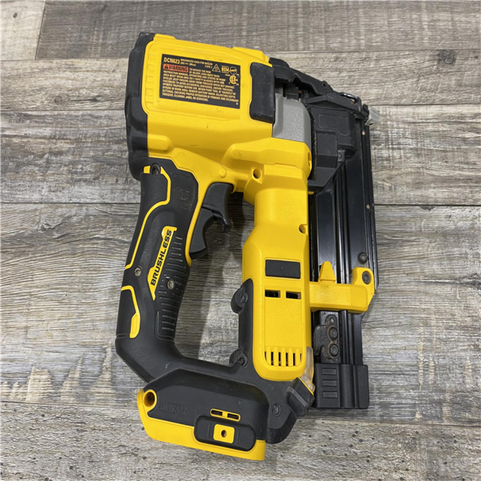 AS-IS DEWALT ATOMIC 20V MAX Lithium Ion Cordless 23 Gauge Pin Nailer Kit