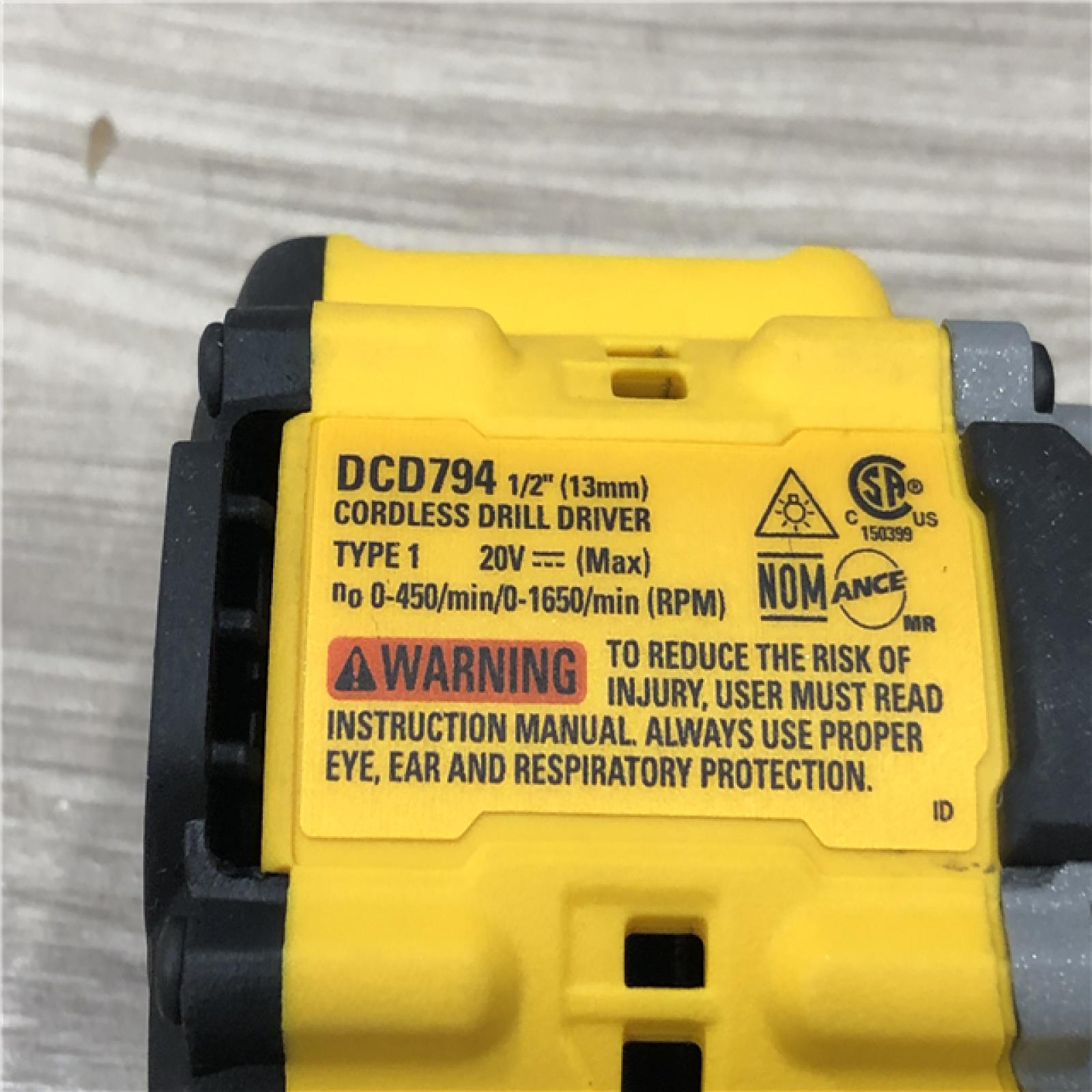 AS-IS DEWALT ATOMIC COMPACT SERIES 20V MAX* Cordless 1/2 Drill/Driver Kit