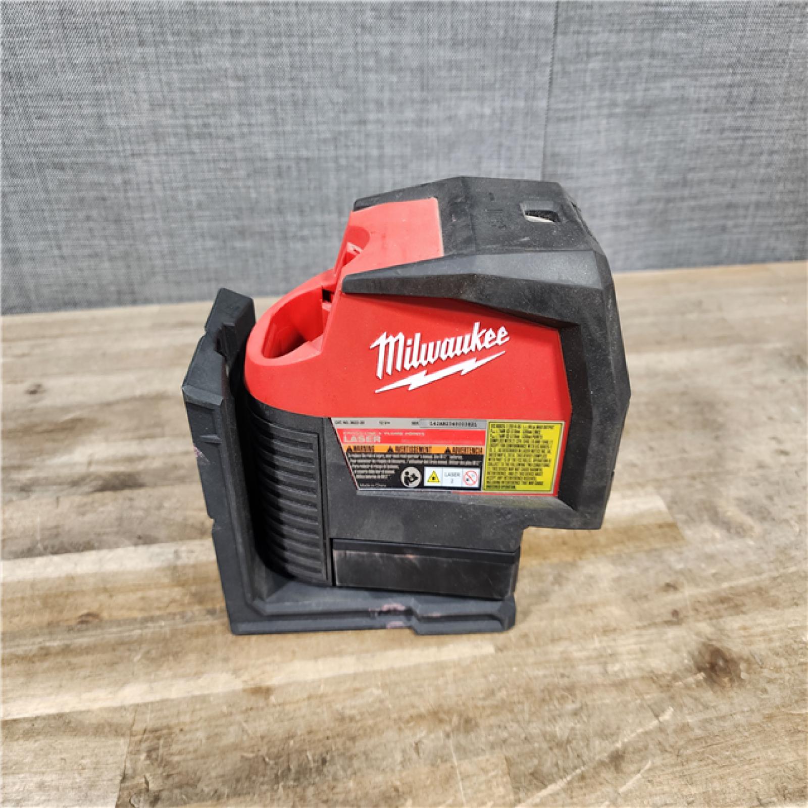 HOUSTON LOCATION - AS-IS Milwaukee Green 125 Ft. Cross Line and Plumb Points Laser Level Kit