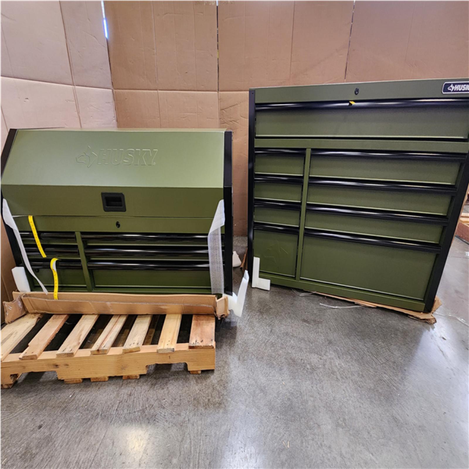 Phoenix LIKE NEW Husky Heavy Duty 52 in. W 15-Drawer Matte Army Green Rolling Tool Chest Combo