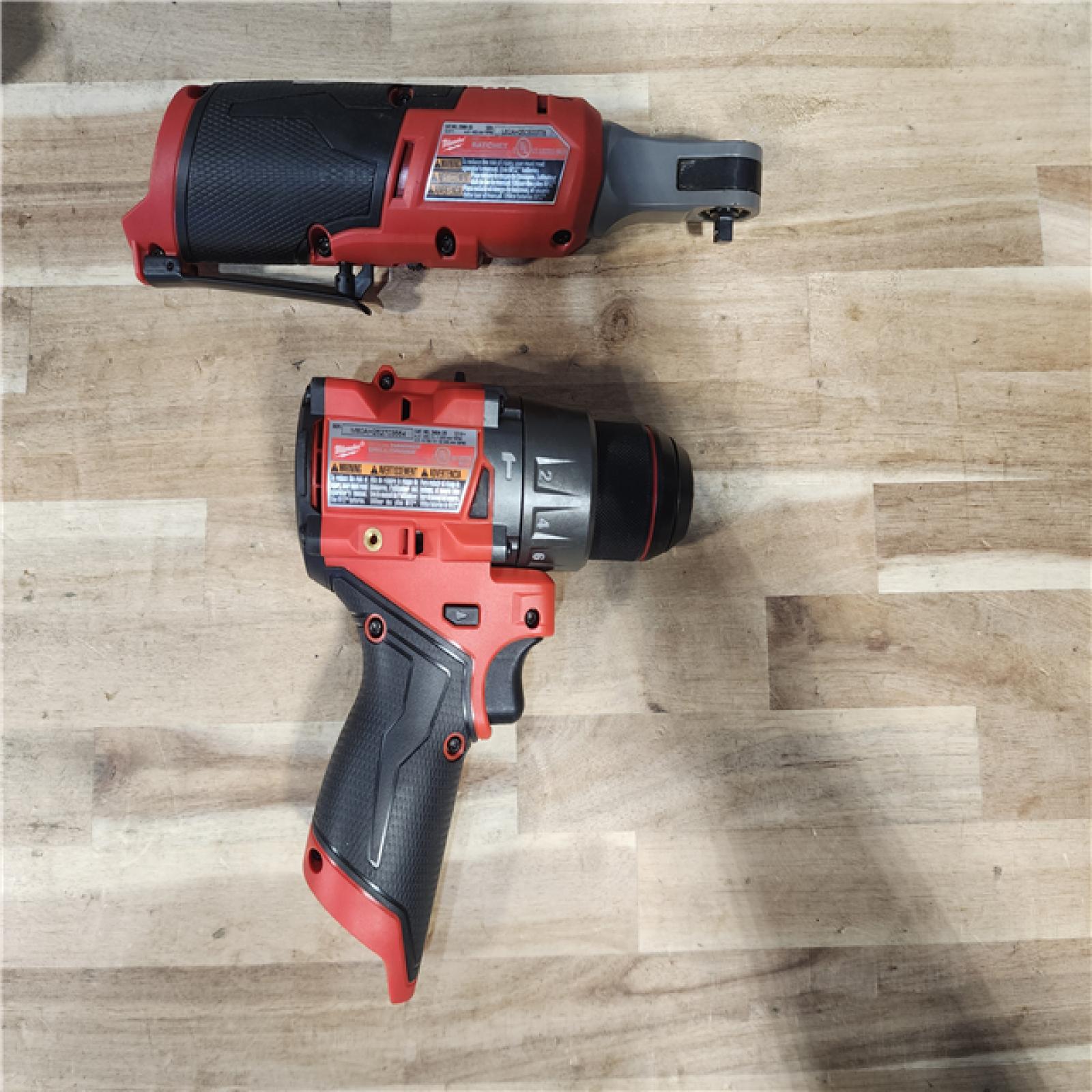 HOUSTON LOCATION - AS-IS MILWAUKEE 2 TOOL COMBO KIT W/ (2) BATTERY & CHARGER