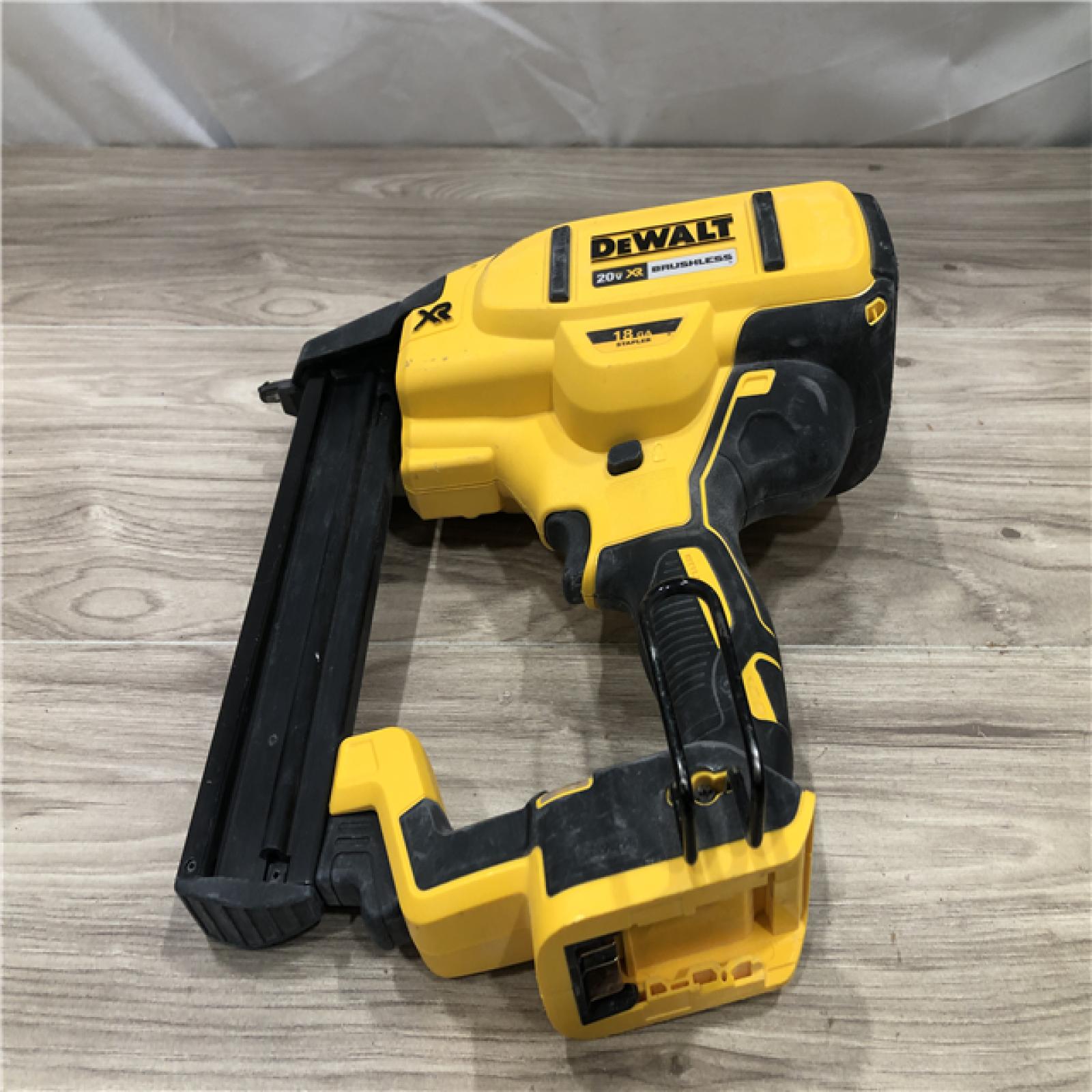 AS-IS DeWALT DCN681D1 20V MAX 18ga Cordless Narrow Crown Stapler Kit