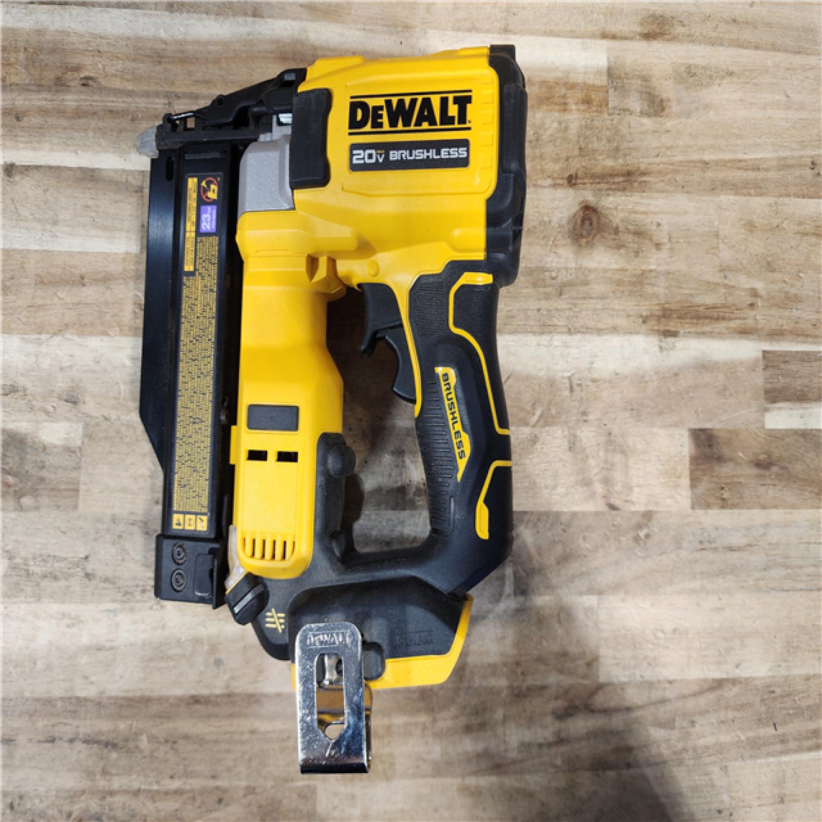 HOUSTON LOCATION - AS-IS DEWALT ATOMIC 20V MAX Lithium Ion Cordless 23 Gauge Pin Nailer Kit