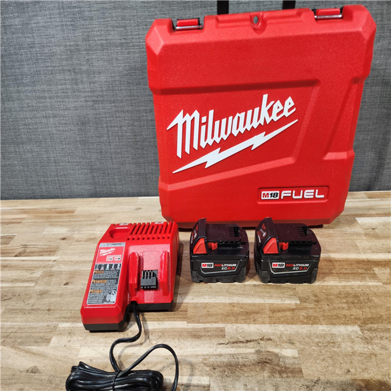 HOUSTON LOCATION - AS-IS (APPEARS LIKE NEW) Milwaukee FUEL 18V Lithium-Ion Brushless Cordless 1/2 in. Hammer Drill Driver Kit