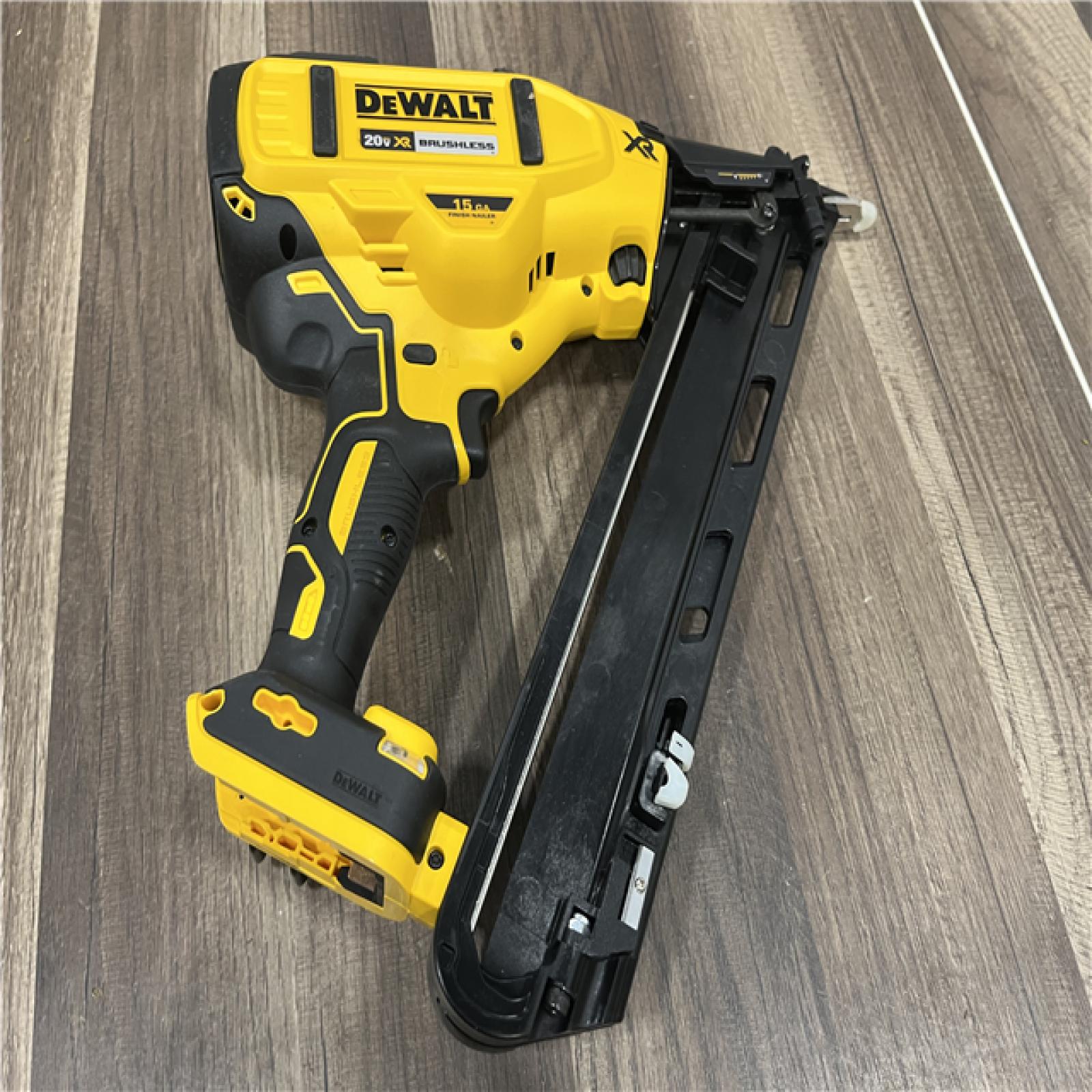 GOOD DeWalt 20V MAX XR 15 Ga. Cordless 34 Deg Nailer Kit (Battery & Charger) 20 V