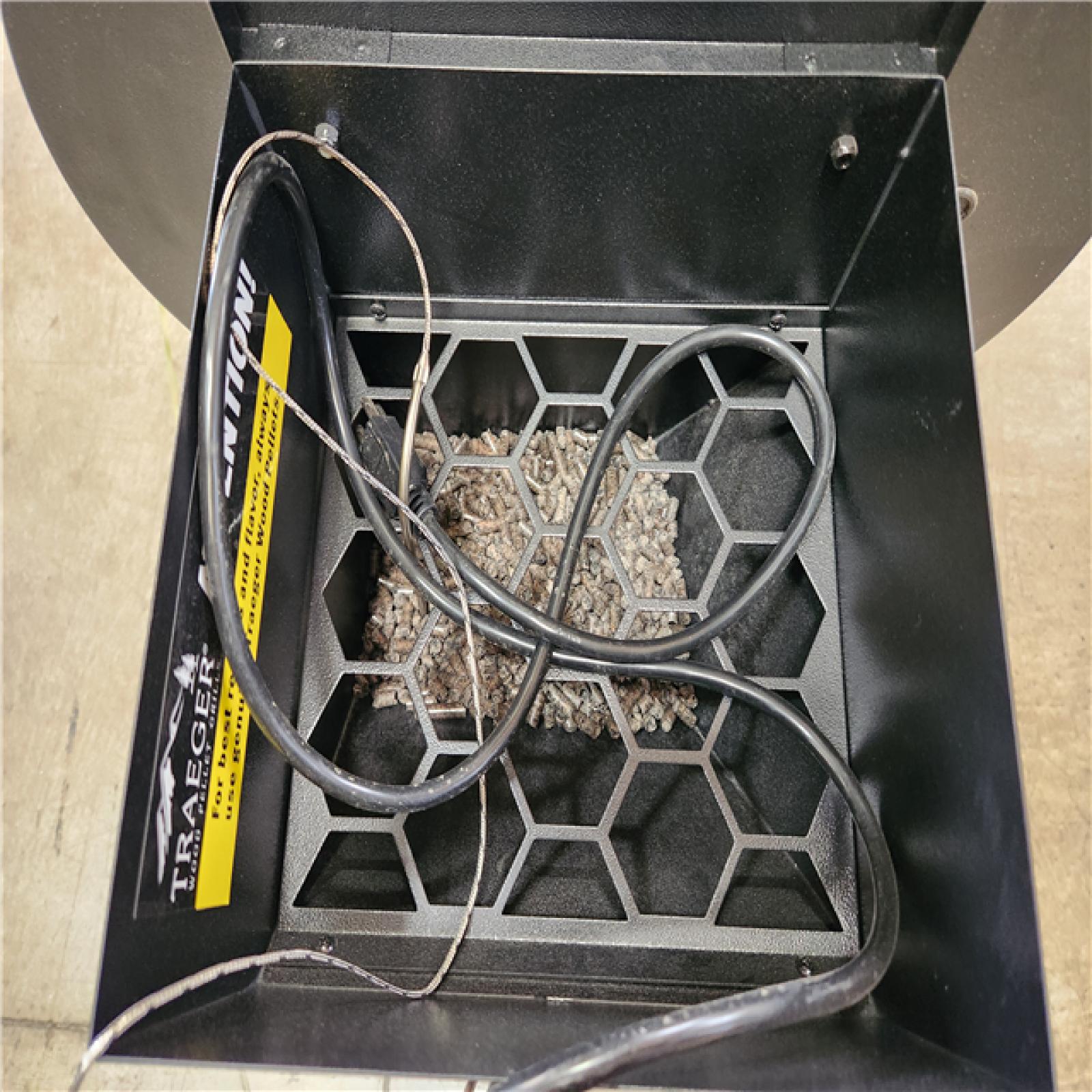 Phoenix Location Traeger Pro Series 22-Pellet Grill and Smoker in Bronze