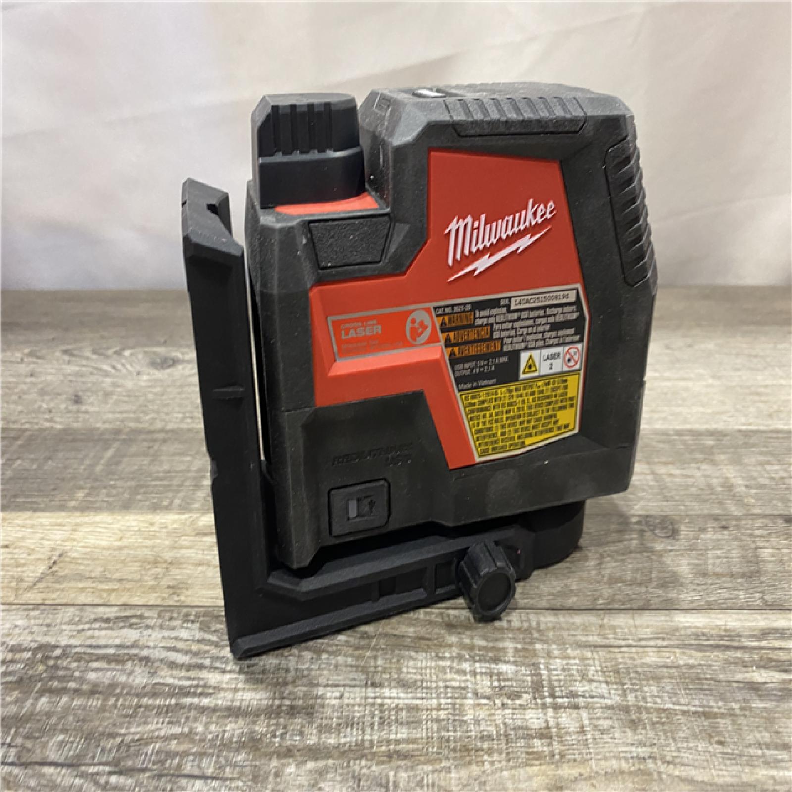 AS-IS Milwaukee 100 ft. REDLITHIUM Lithium-Ion USB Green Rechargeable Cross Line Laser Level Kit