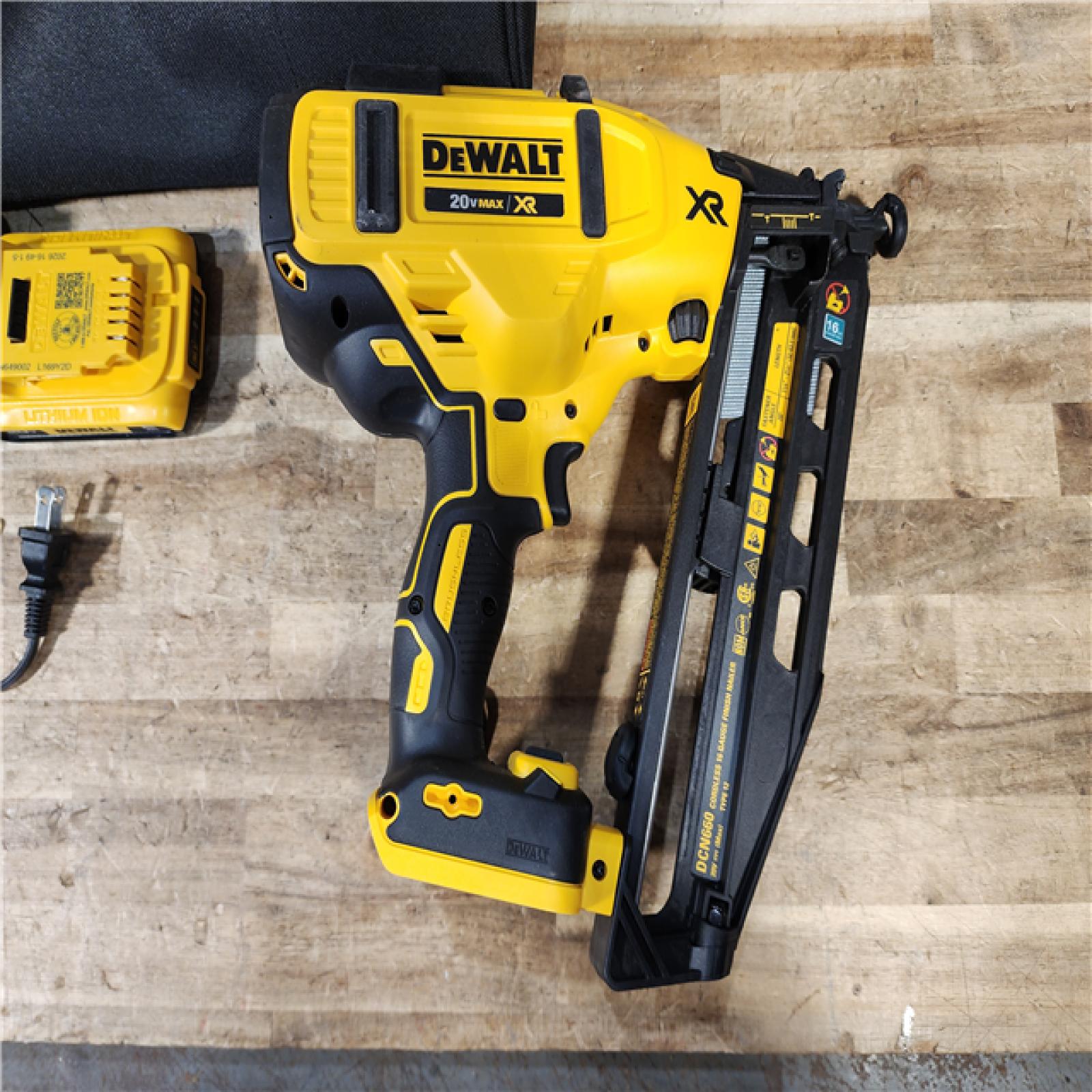 HOUSTON LOCATION - AS - IS DEWALT 20V MAX XR 16-Gauge Electric Cordless Angled Finishing Nailer Kit