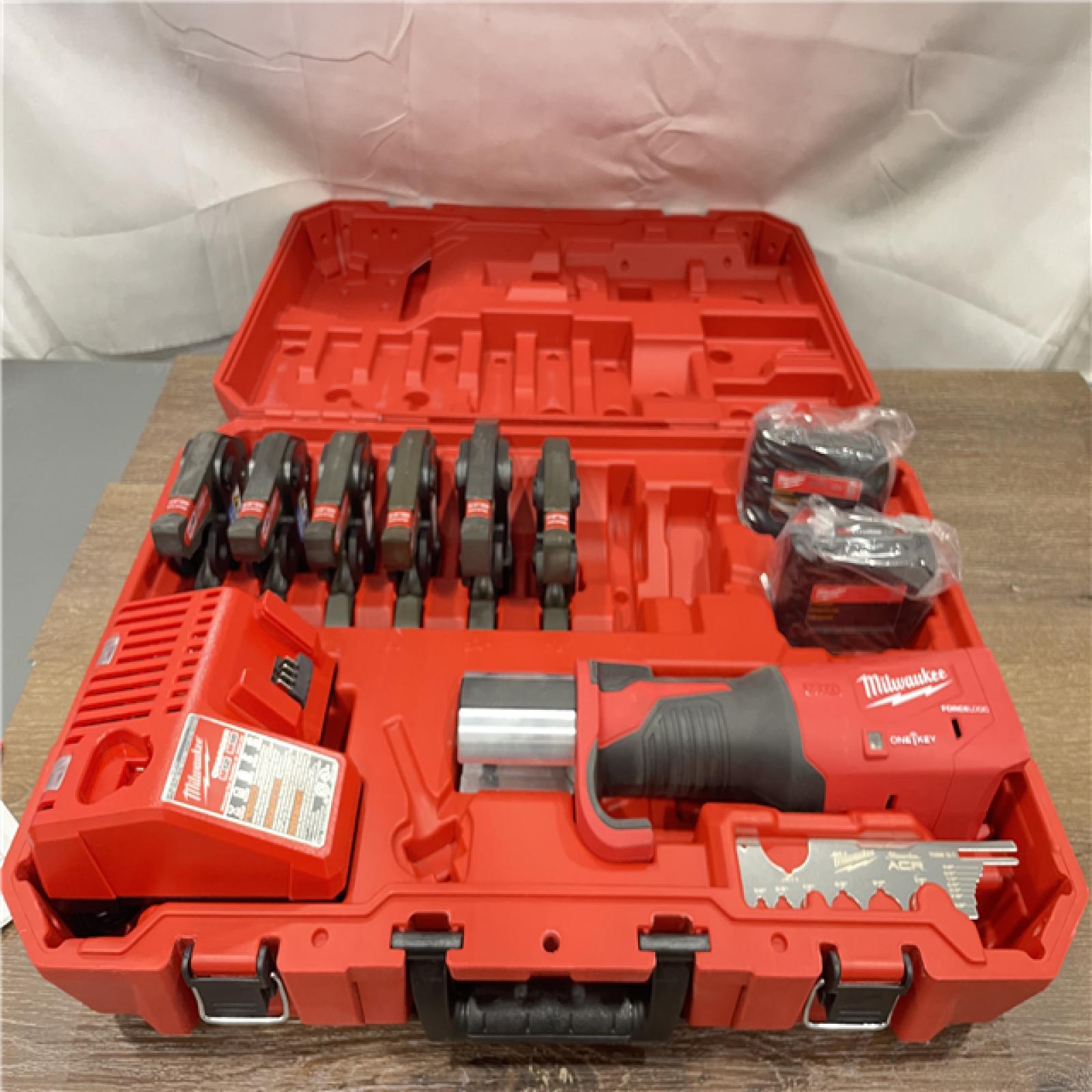 Milwaukee 2922-22M M18 FORCE LOGIC Press Tool Kit W/ One-Key with 1/4 -7/8  Streamline ACR Jaws Appears in good condition