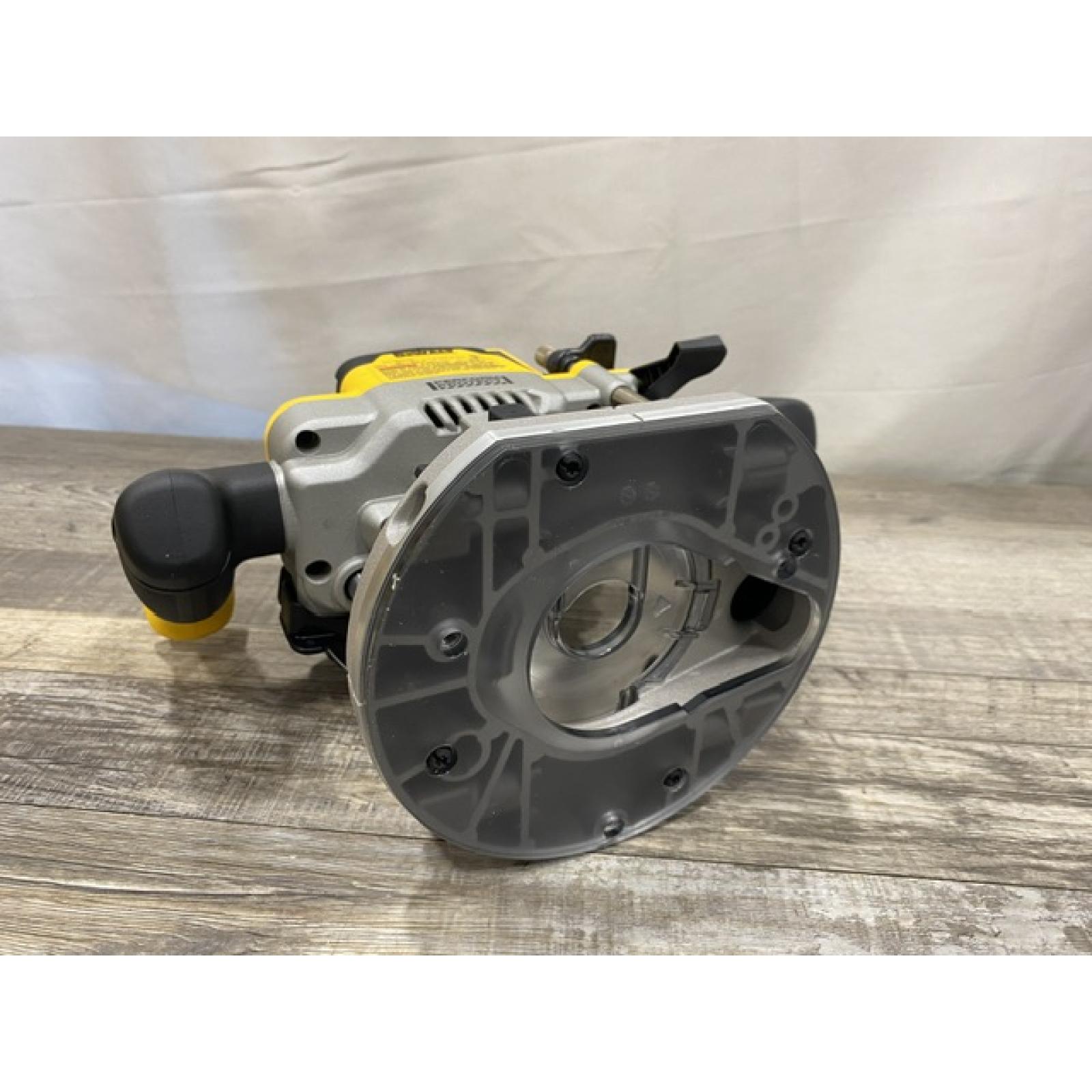 LIKE NEW - DEWALT 20V MAX XR 2-1/4 Peak HP Brushless Cordless Plunge Router (Tool Only)