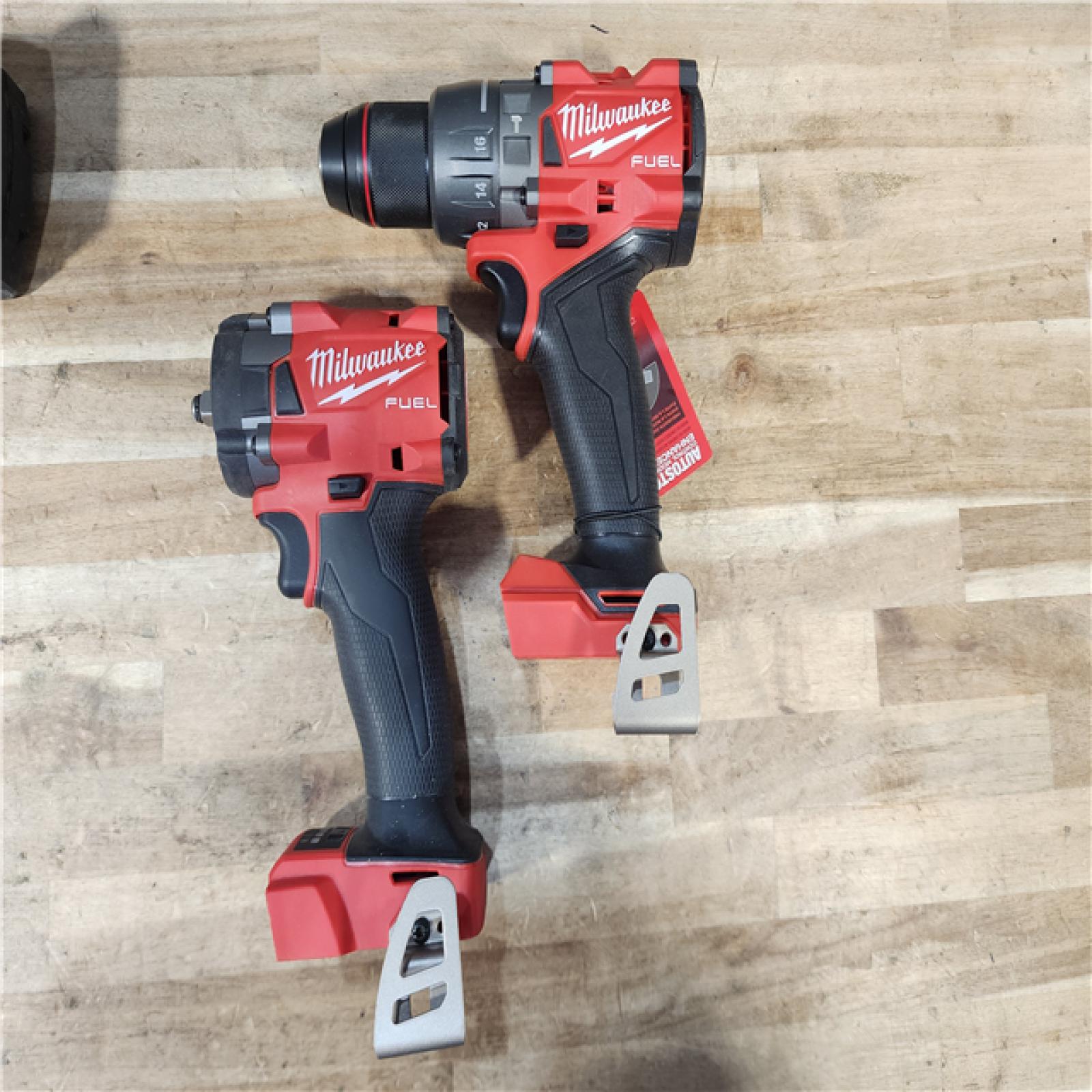 HOUSTON LOCATION - AS-IS MILWAUKEE 2 TOOL COMBO KIT W/ (2) BATTERY & CHARGER