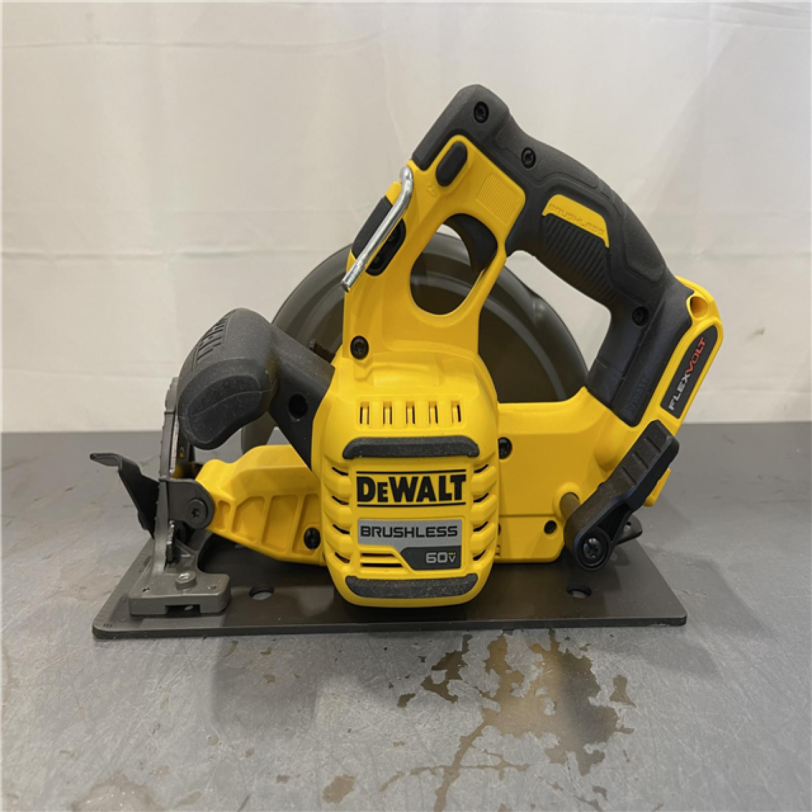 AS-IS - DeWALT FLEXVOLT 60V MAX Cordless Brushless 7-1/4 in. Circular Saw with Brake