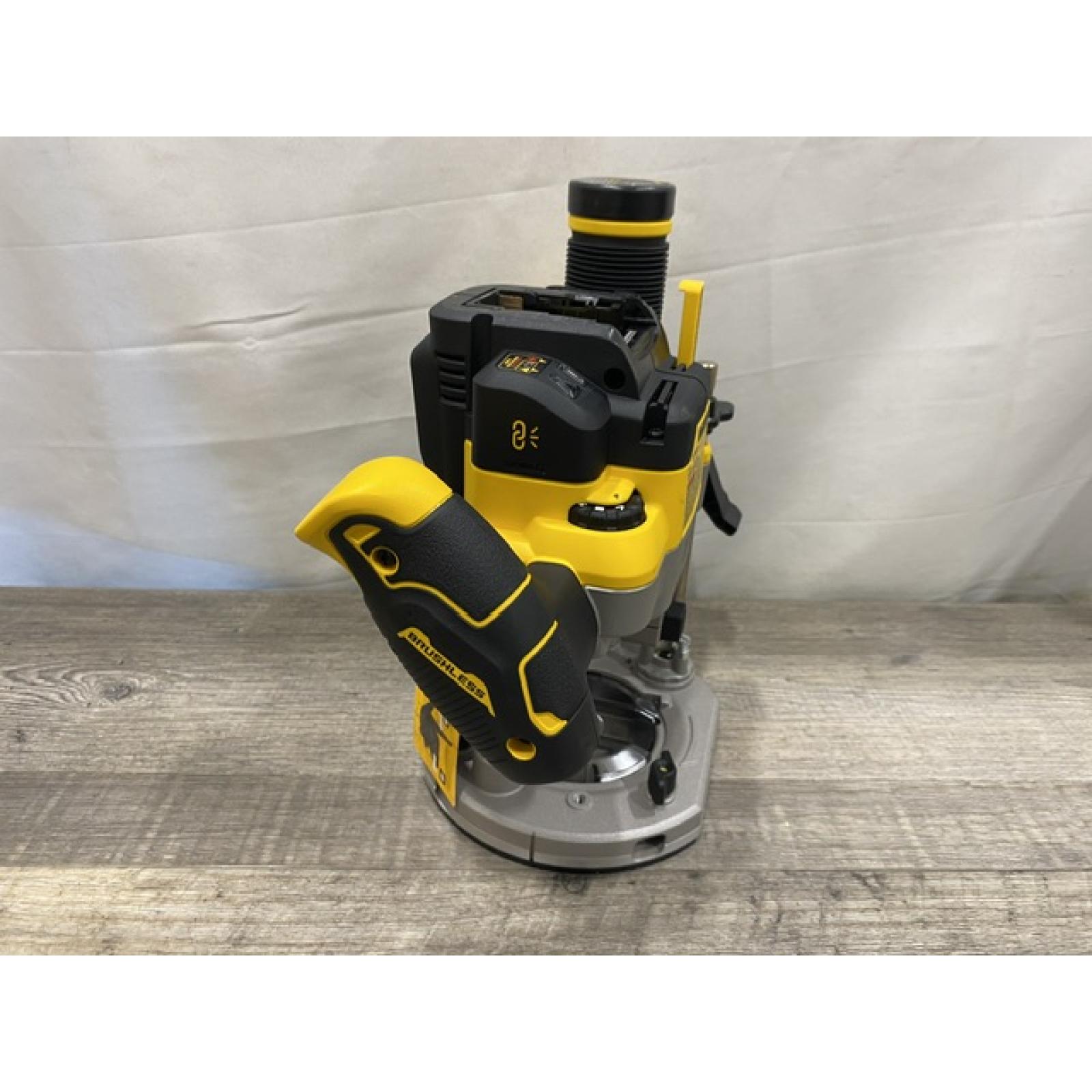 LIKE NEW - DEWALT 20V MAX XR 2-1/4 Peak HP Brushless Cordless Plunge Router (Tool Only)