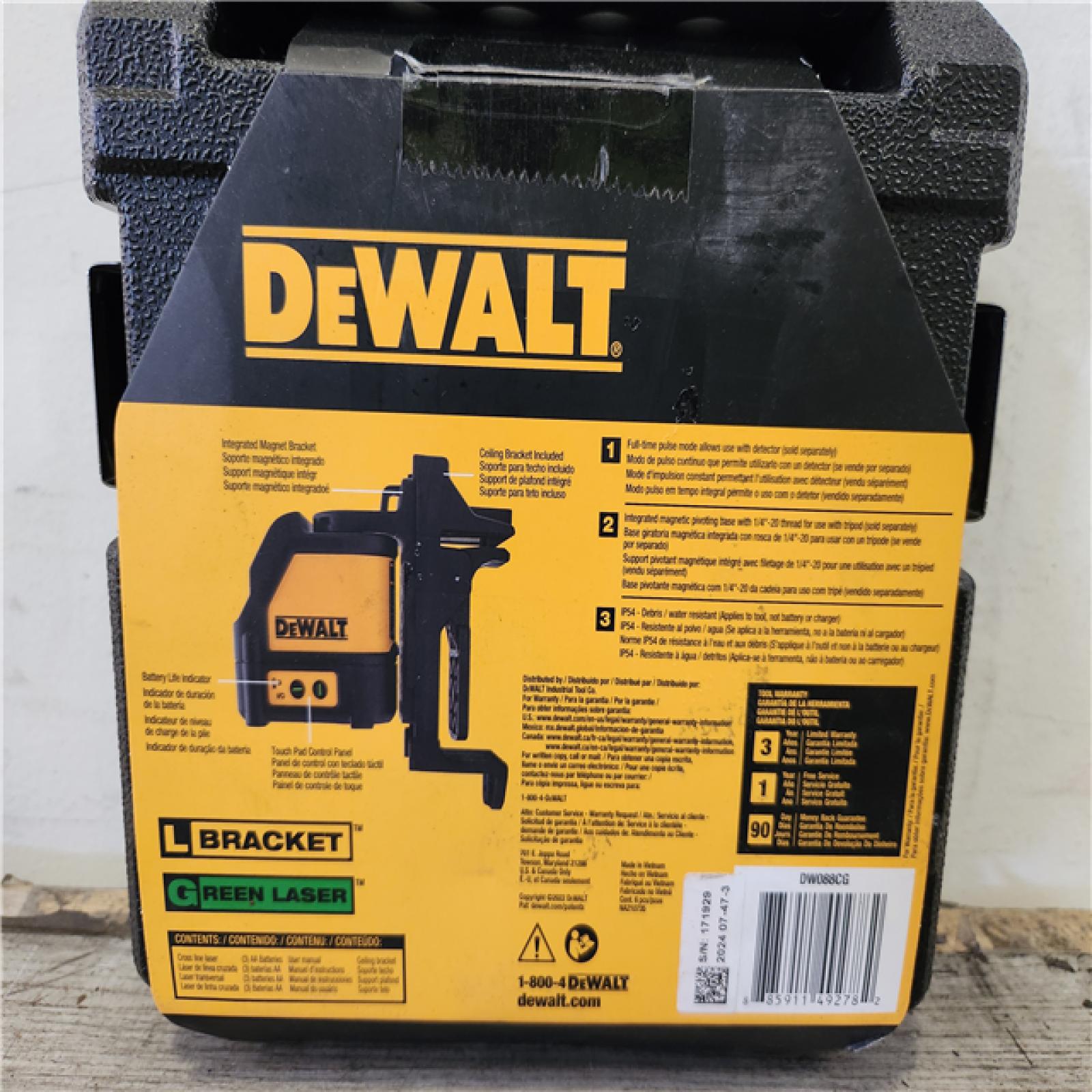 Phoenix Location DEWALT 100 ft. Green Self-Leveling Cross Line Laser Level with (3) AA Batteries & Case