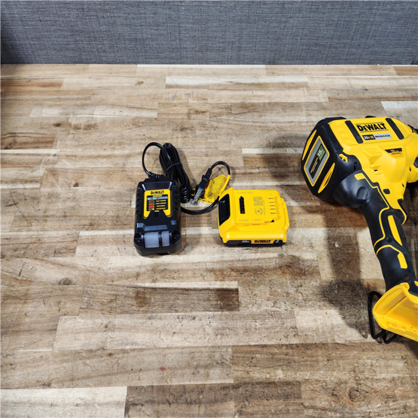 HOUSTON LOCATION - AS - IS DEWALT 20V MAX XR Lithium-Ion Cordless 2-1/2 in. 15-Gauge Finish Nailer Kit
