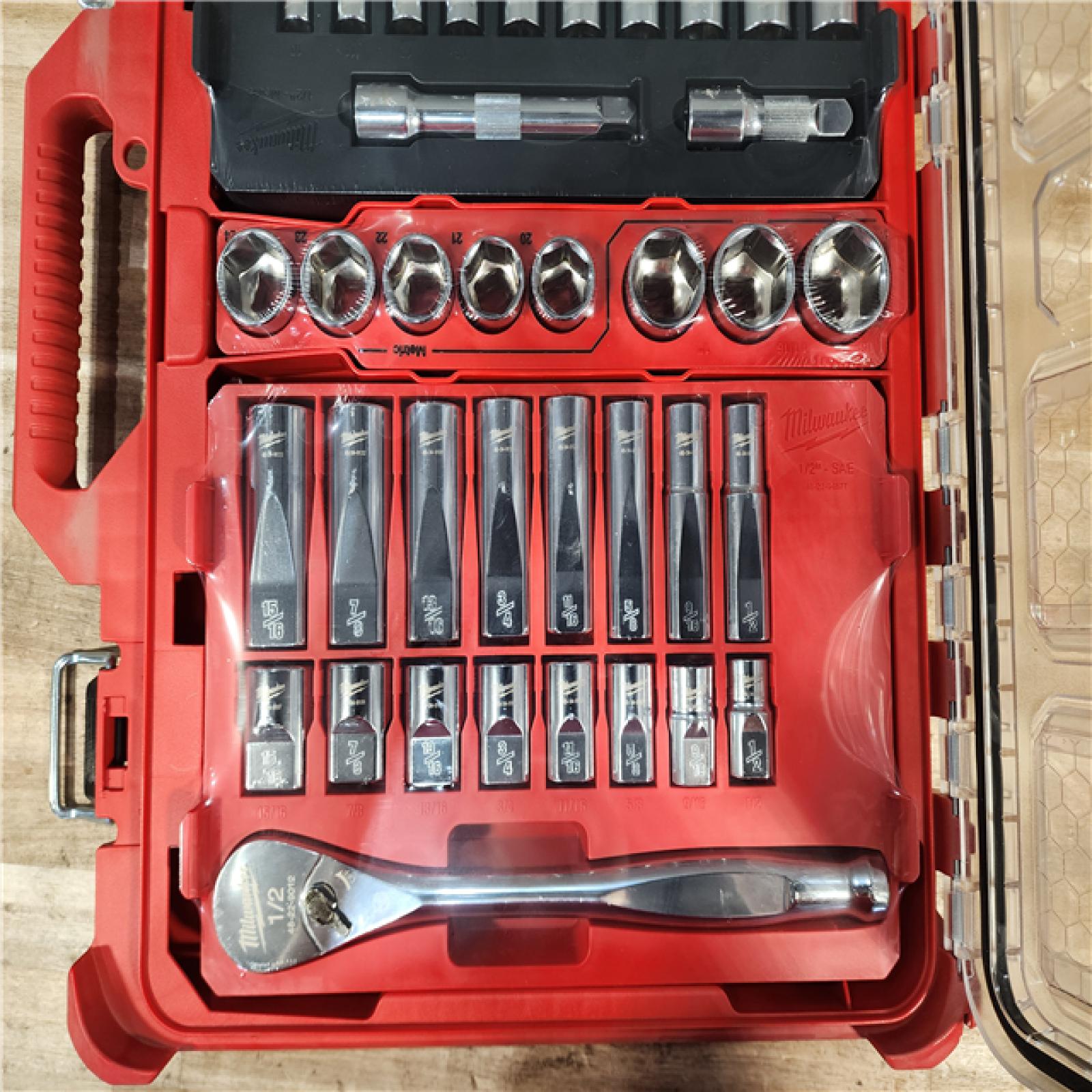 HOUSTON LOCATION - AS-IS (APPEARS LIKE NEW) MILWAUKEE 1/2 DRIVE METRIC & SAE RATCHET AND SOCKET SET