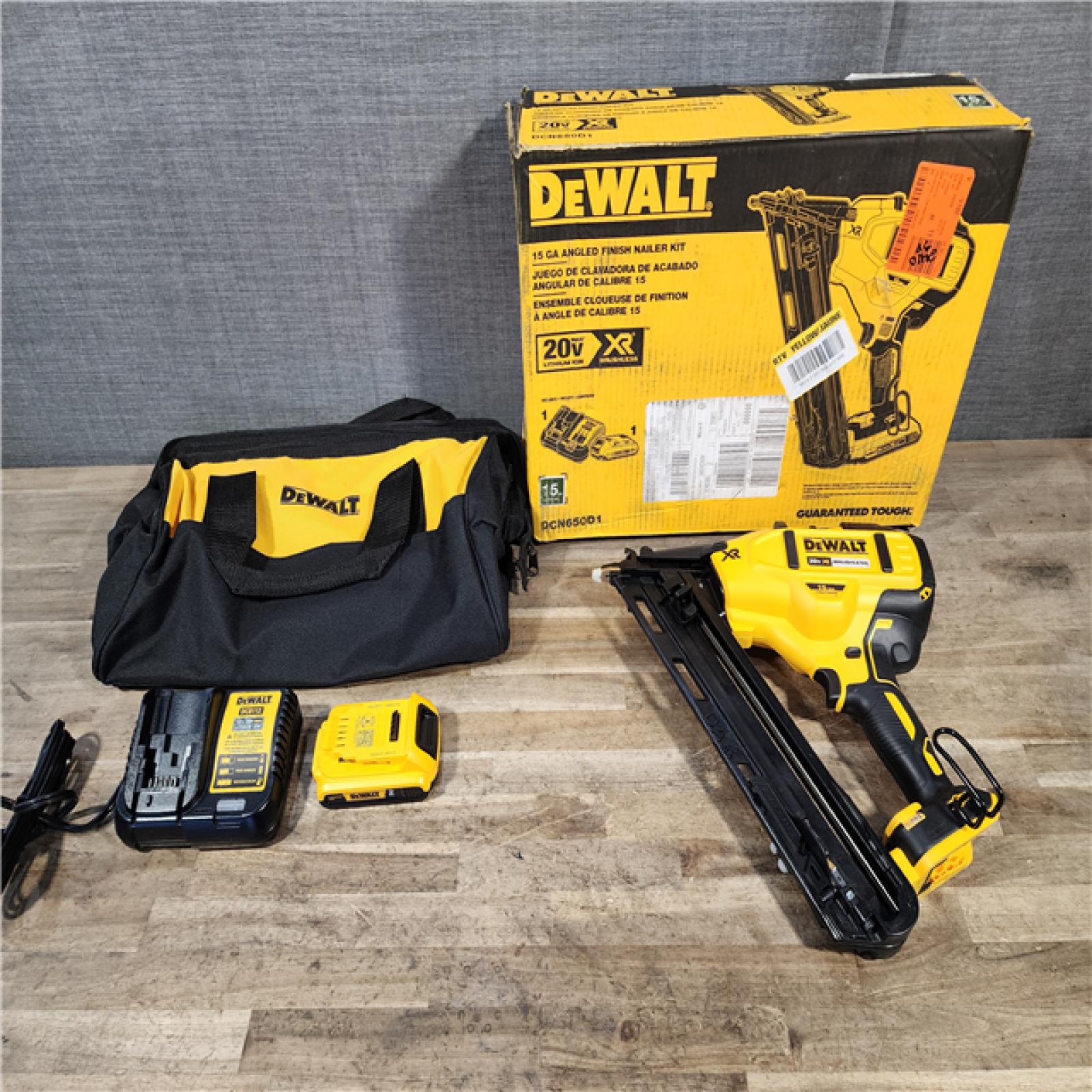 HOUSTON LOCATION - AS-IS DeWalt 15 GA ANGLED FINISH NAILER KIT W/ BATTERY & CHARGER