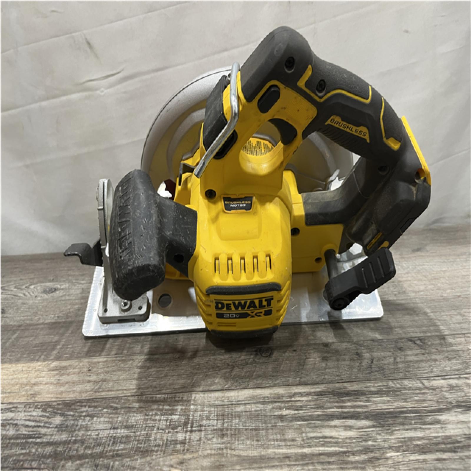 AS-IS DEWALT 20-Volt MAX 7-1/4 in. Cordless Circular Saw (Tool Only)