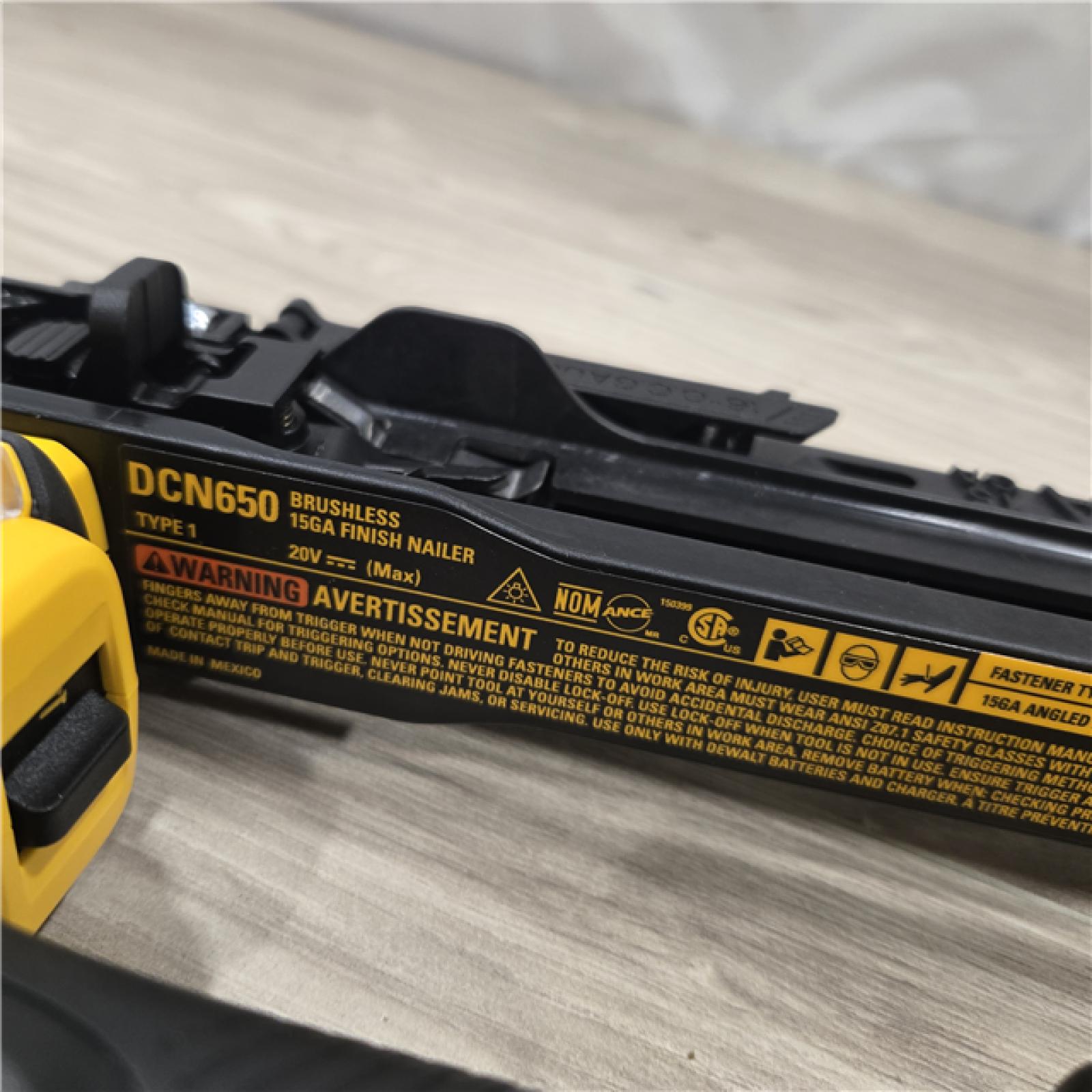 AS-IS DeWalt 15 GA ANGLED FINISH NAILER KIT