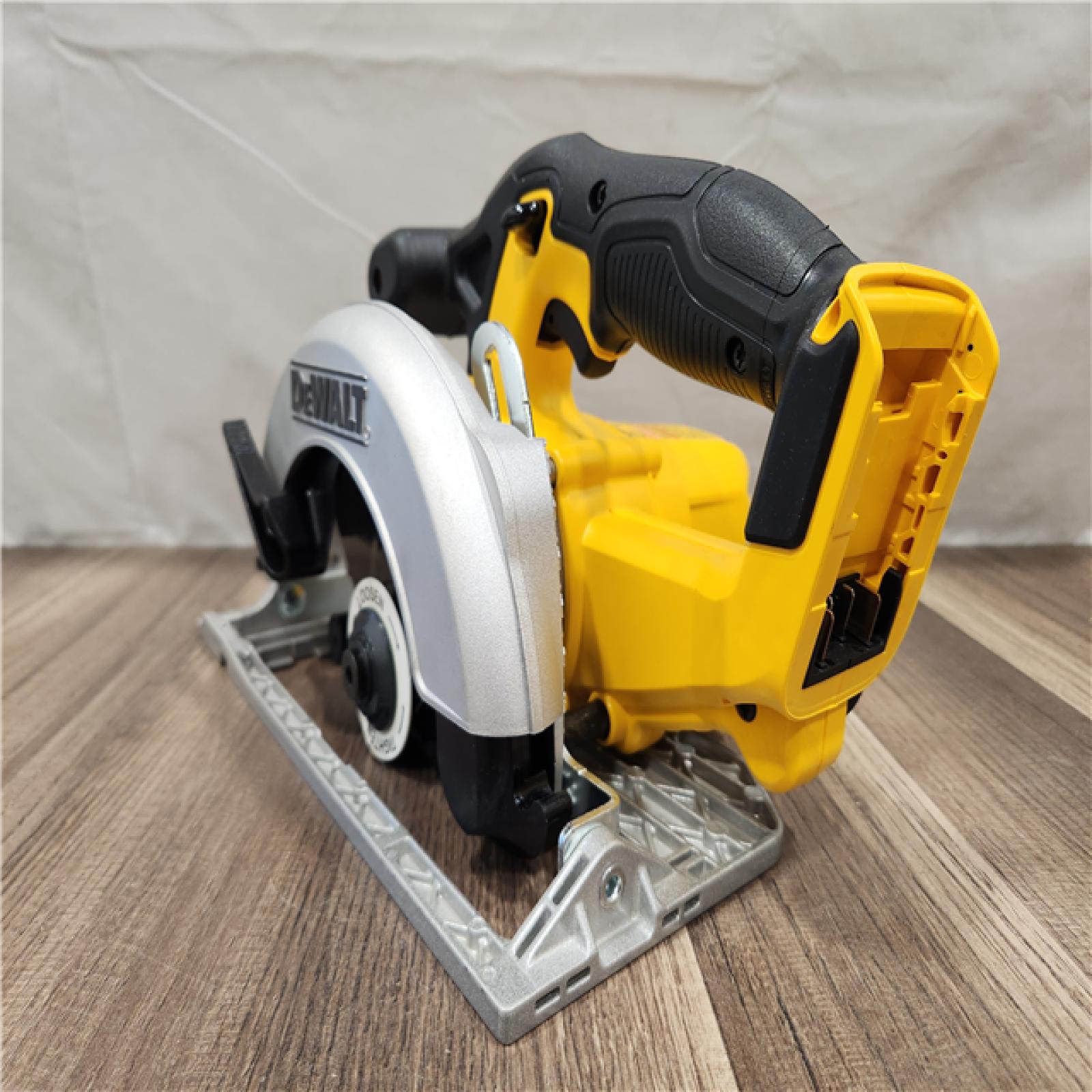 AS-IS- DEWALT 20-Volt MAX 7-1/4 in. Cordless Circular Saw (Tool Only)