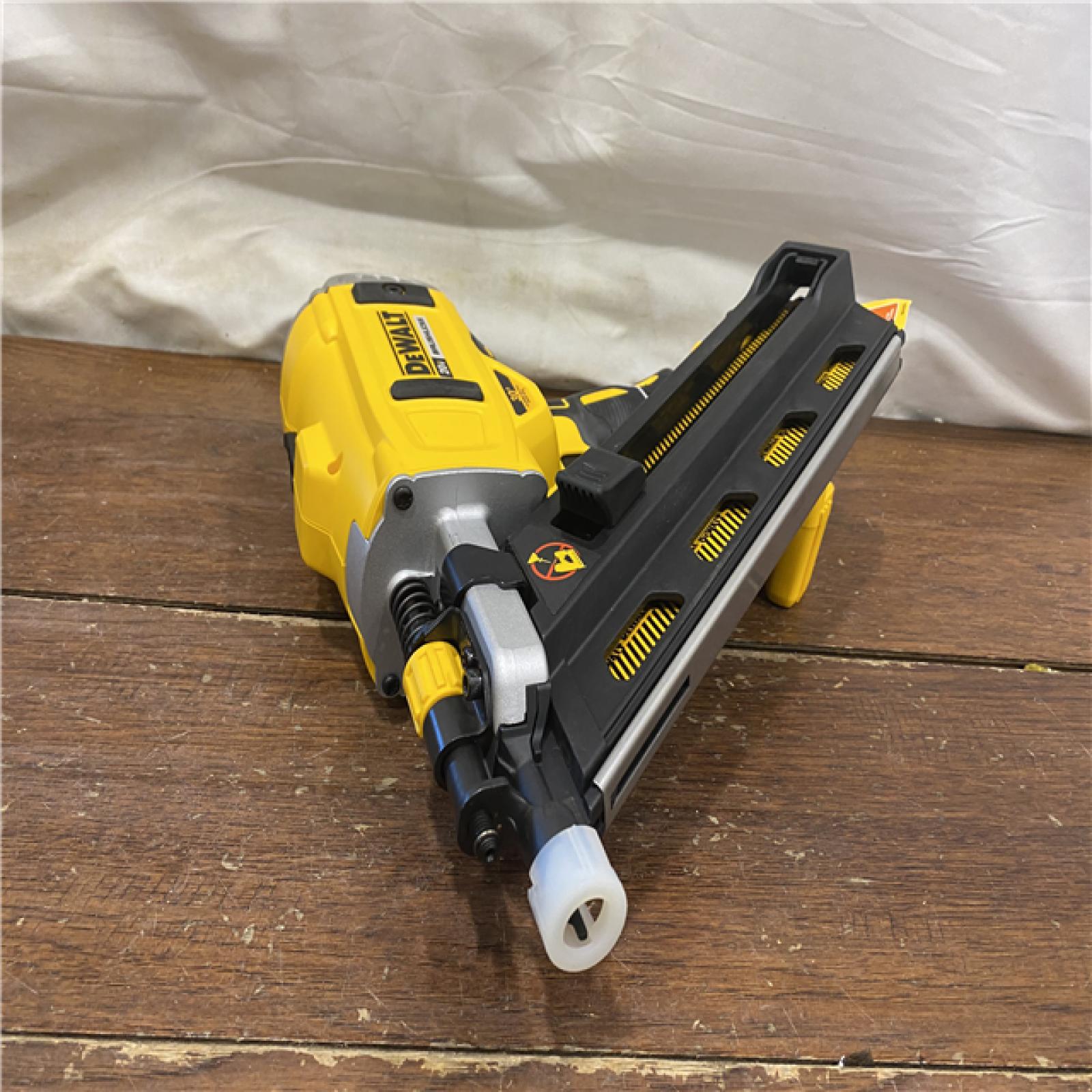 AS-IS DeWalt 20V MAX Brushless Cordless 2-Speed 30° Paper Collated Framing Nailer Kit