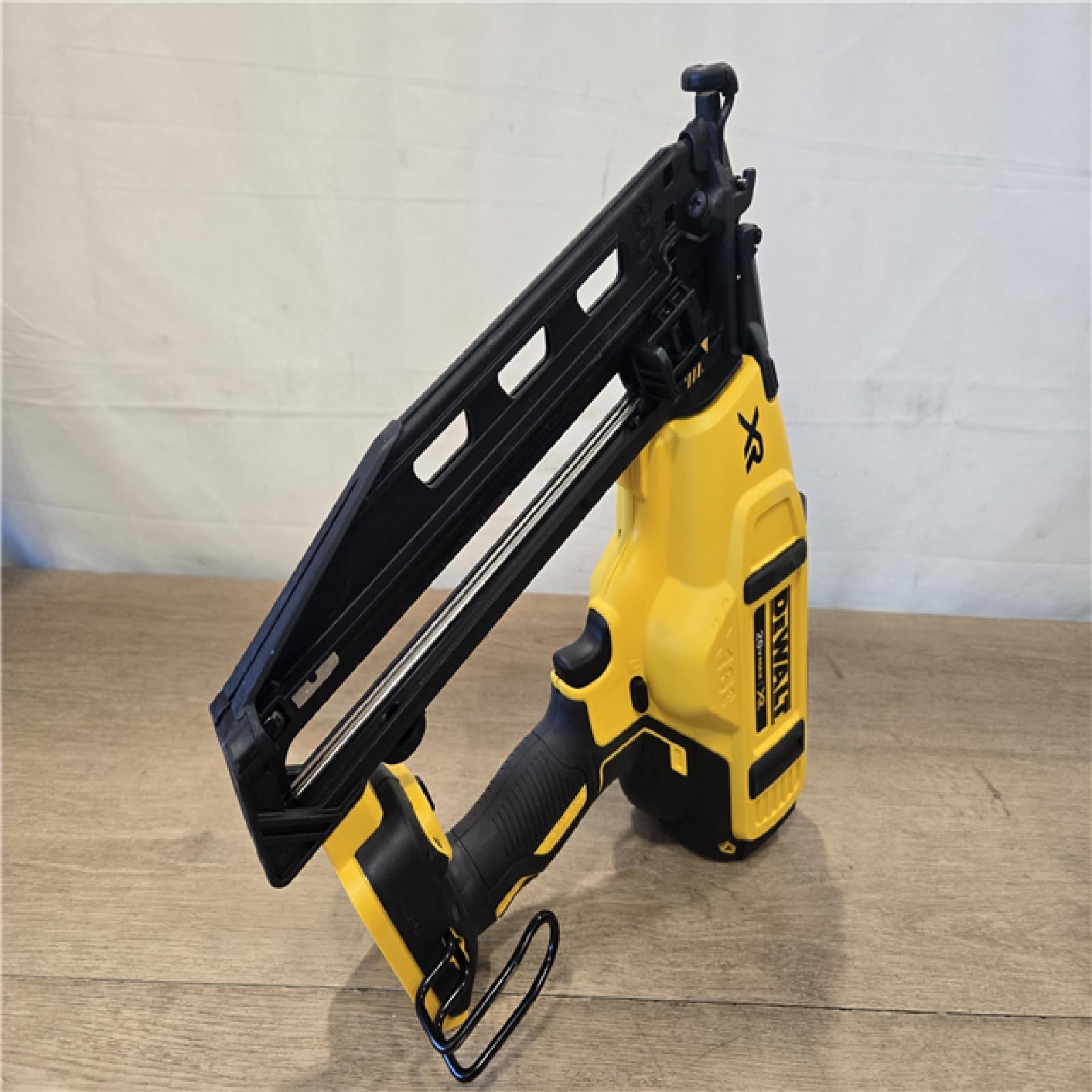 AS-IS DEWALT 20V MAX XR 16-Gauge Electric Cordless Angled Finishing Nailer Kit