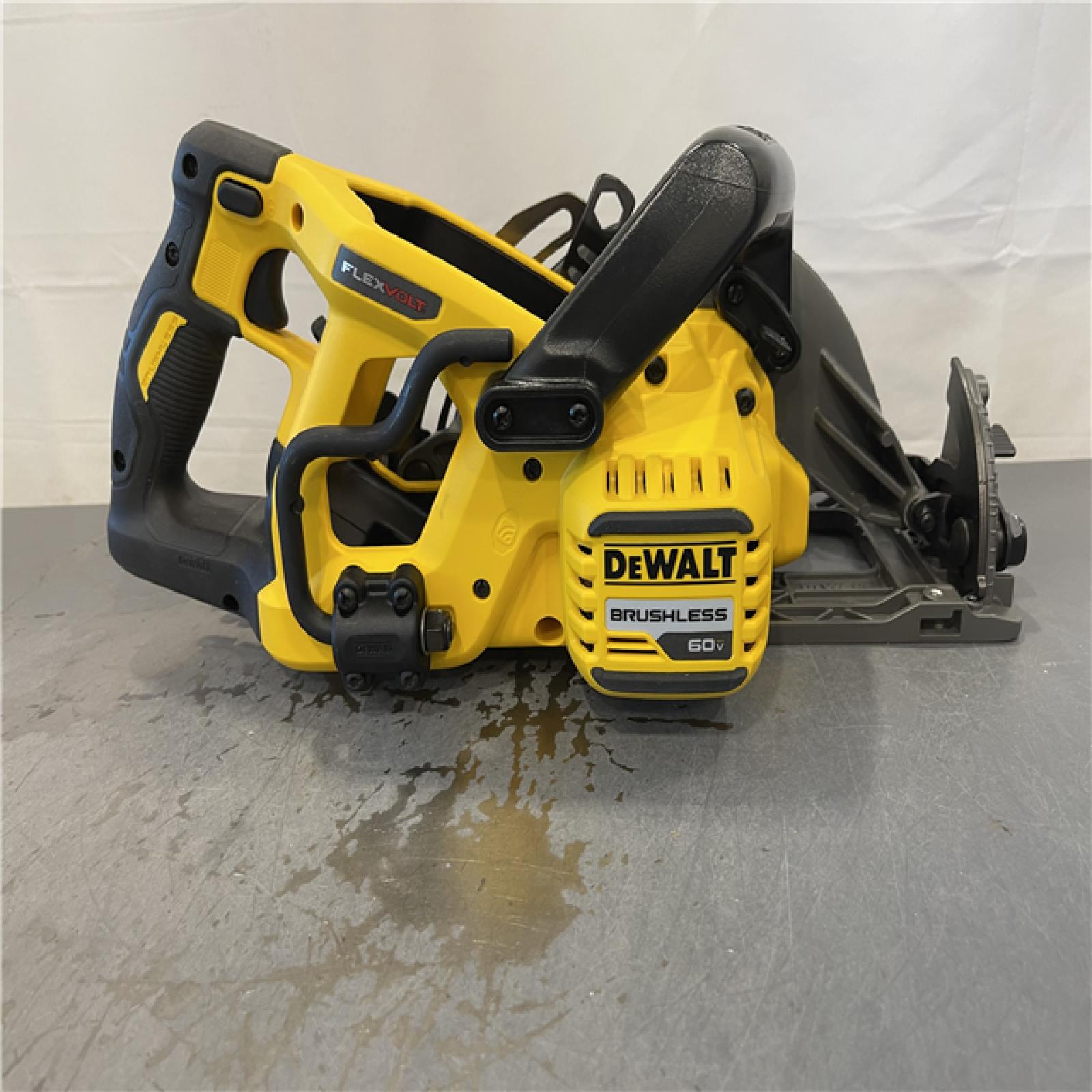 AS-IS - DEWALT FLEXVOLT 60V MAX 7-1/4 in. Cordless Worm Drive Style Saw with 9.0Ah Battery Kit