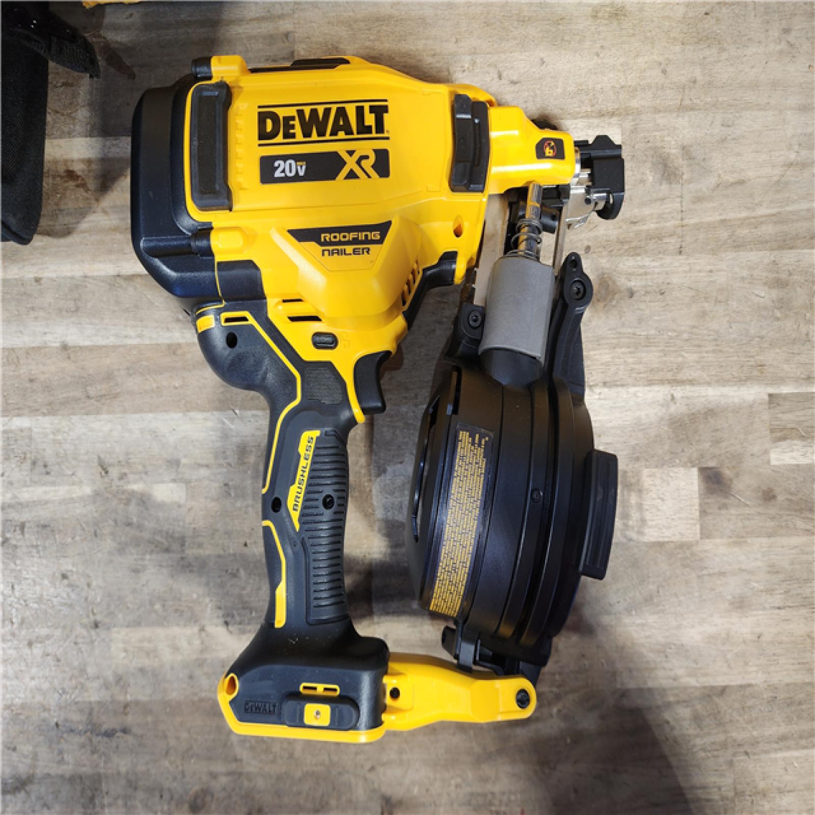 HOUSTON LOCATION - AS-IS DEWALT Roofing Nailer Cordless Kit w/ Battery & Charger