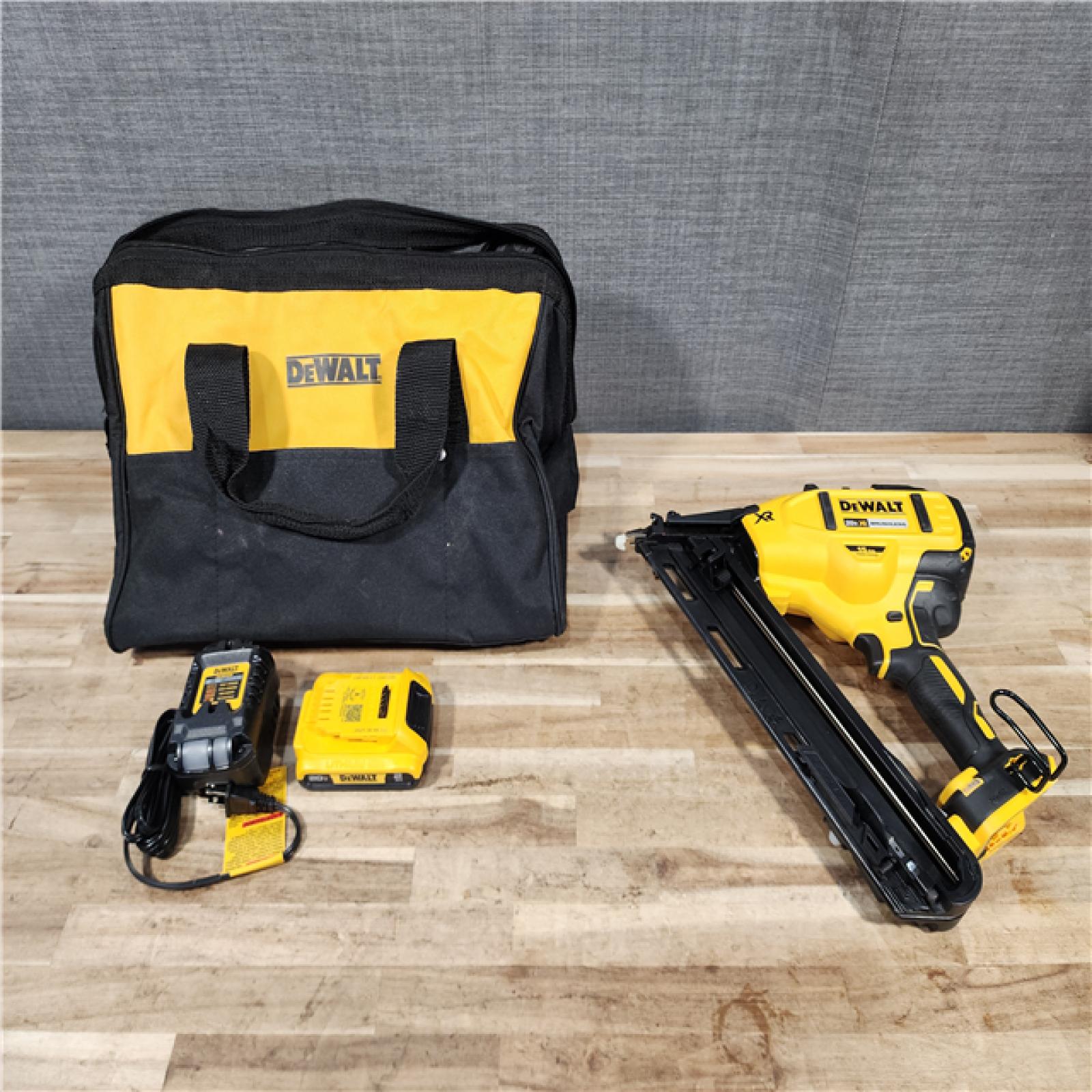 HOUSTON LOCATION - AS-IS DEWALT 20V MAX XR Lithium-Ion Cordless 2-1/2 in. 15-Gauge Finish Nailer Kit