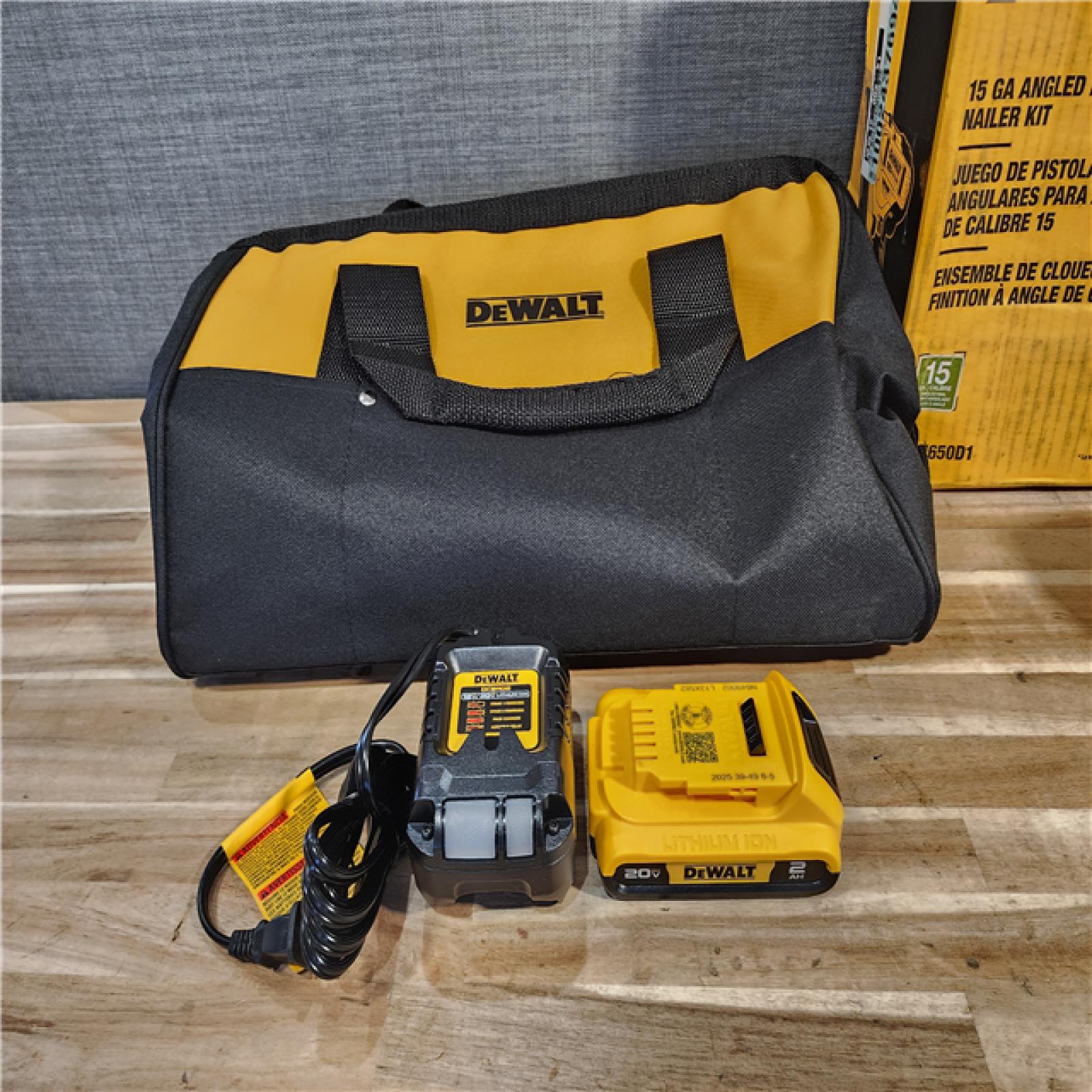 HOUSTON LOCATION - AS-IS DEWALT 20V MAX XR Lithium-Ion Cordless 2-1/2 in. 15-Gauge Finish Nailer Kit