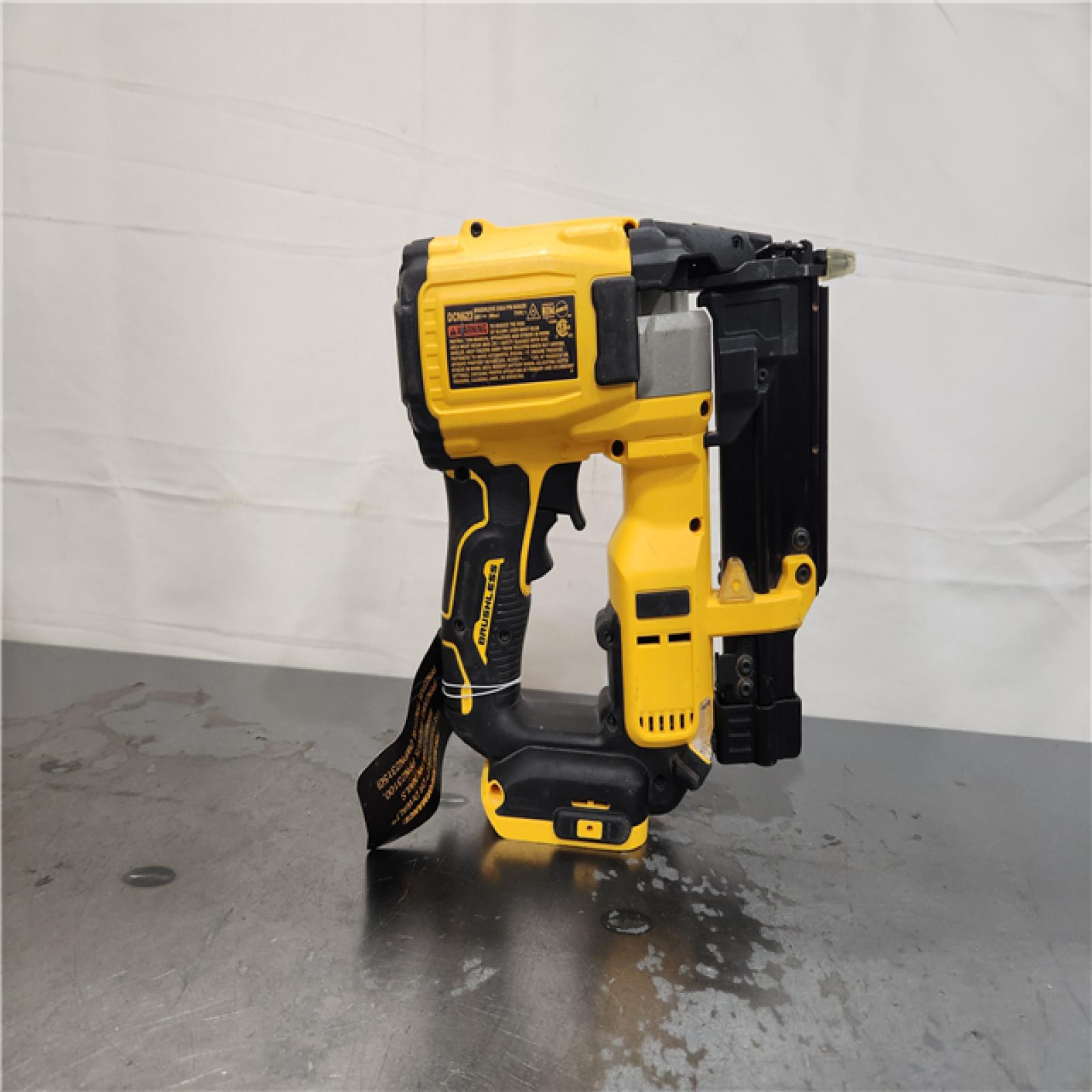 AS-IS- DEWALT ATOMIC 20V MAX Lithium Ion Cordless 23 Gauge Pin Nailer Kit