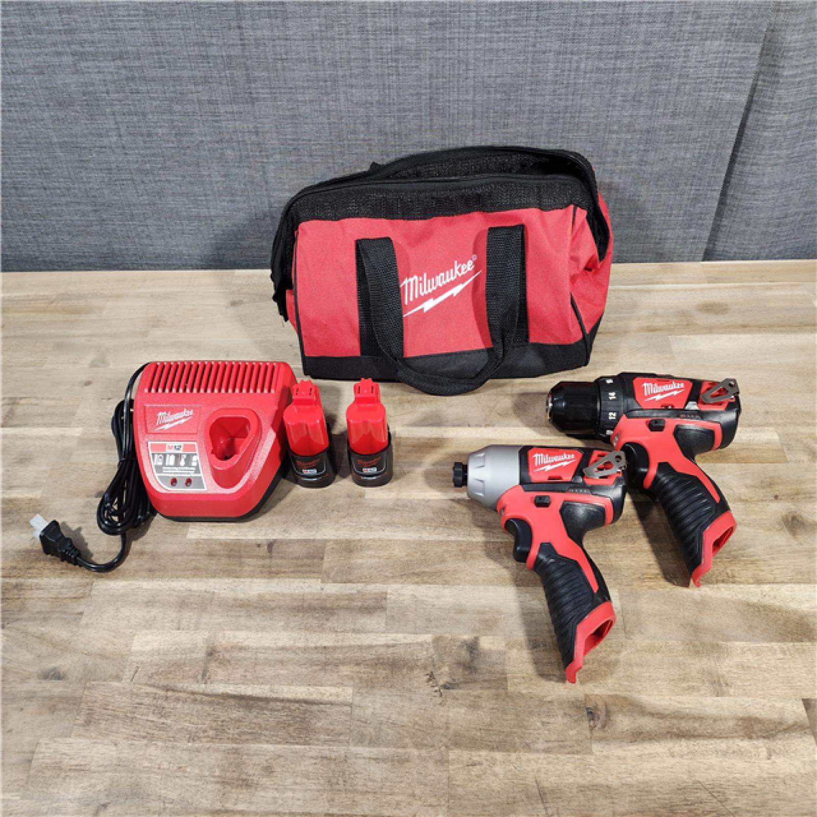 HOUSTON LOCATION - AS-IS Milwaukee 2 Tool Combo Kit W/ (2) Battery & Charger