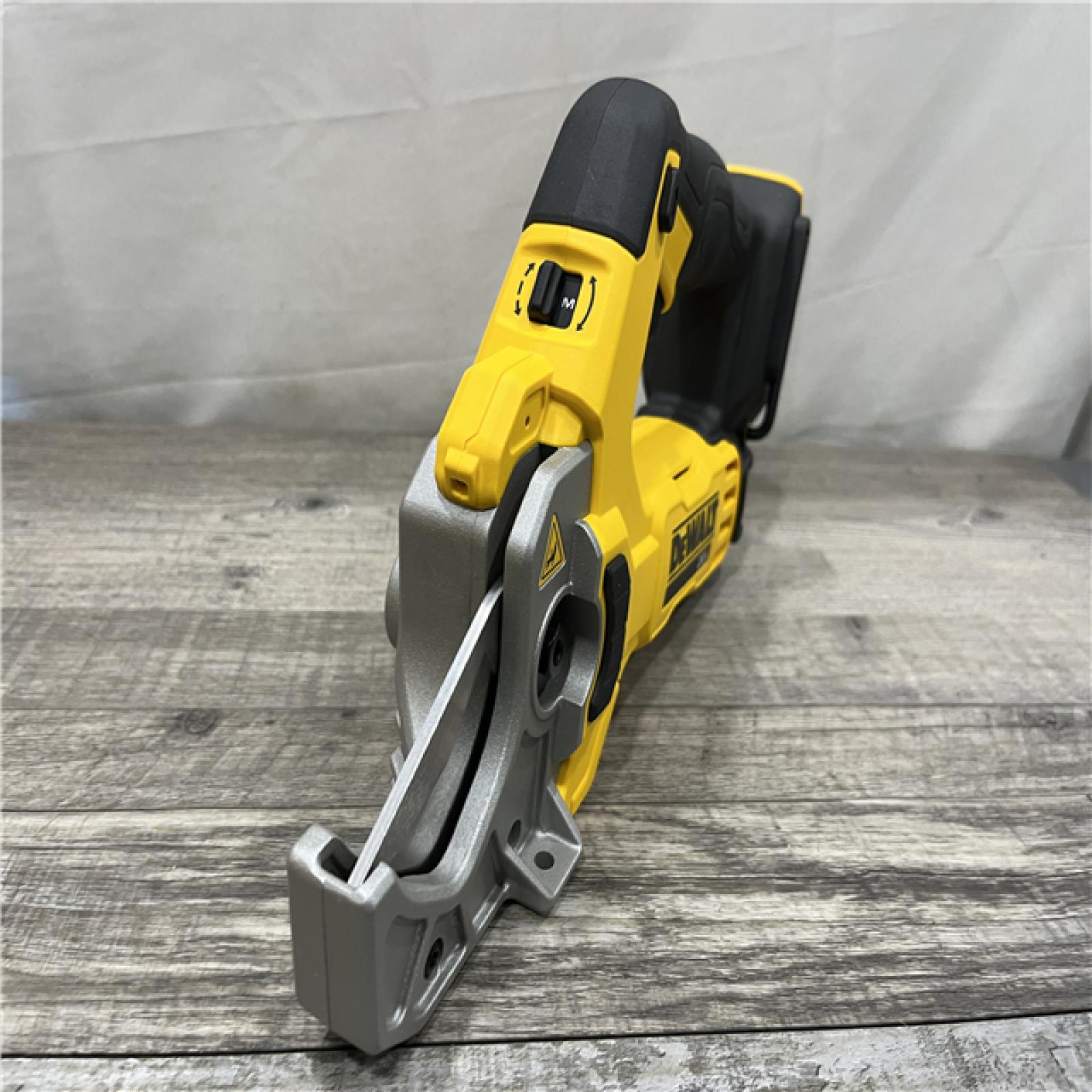 LIKE NEW - DEWALT 20V MAX Cordless Plastic Tubing Cutter (Tool Only)