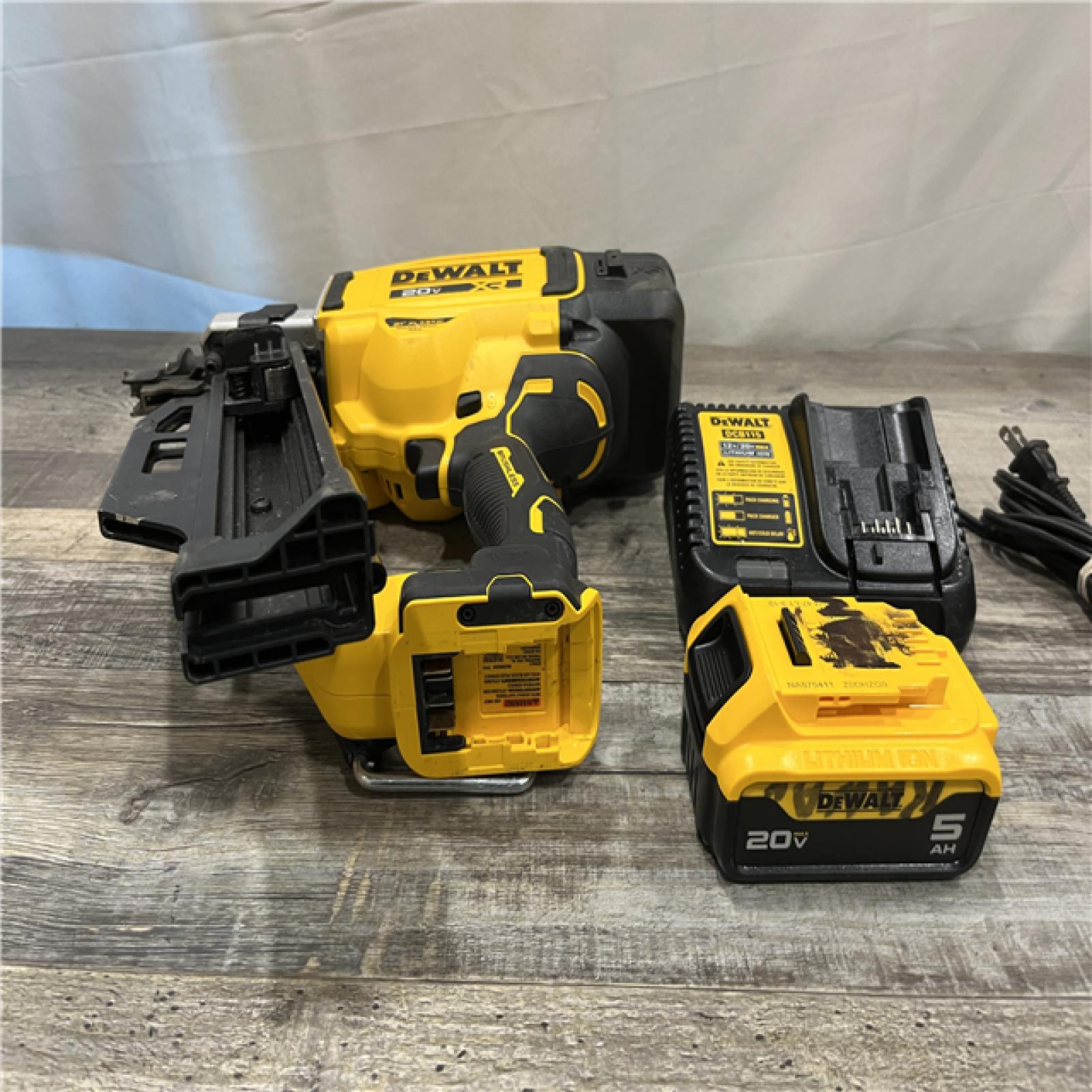 AS-IS DEWALT 20-Volt 21° Cordless Framing Nailer Kit