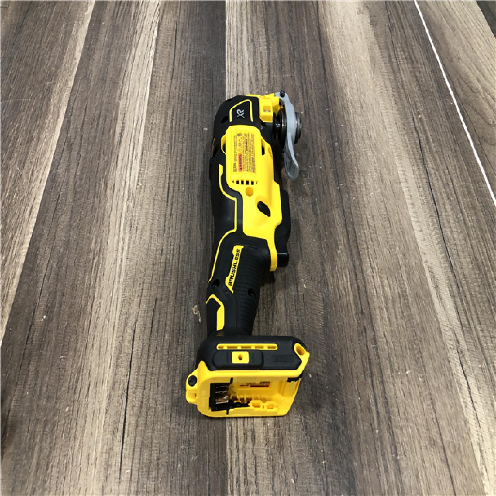 AS-IS DEWALT 20V MAX XR Cordless Brushless 3-Speed Oscillating Multi Tool Kit