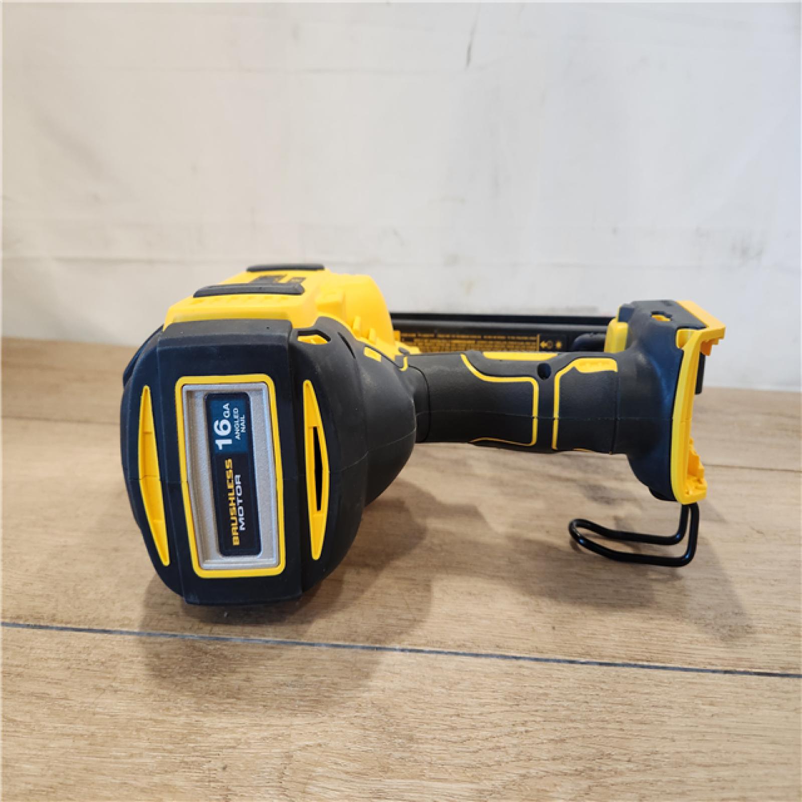 AS-IS- DEWALT 20V MAX XR 16-Gauge Electric Cordless Angled Finishing Nailer Kit