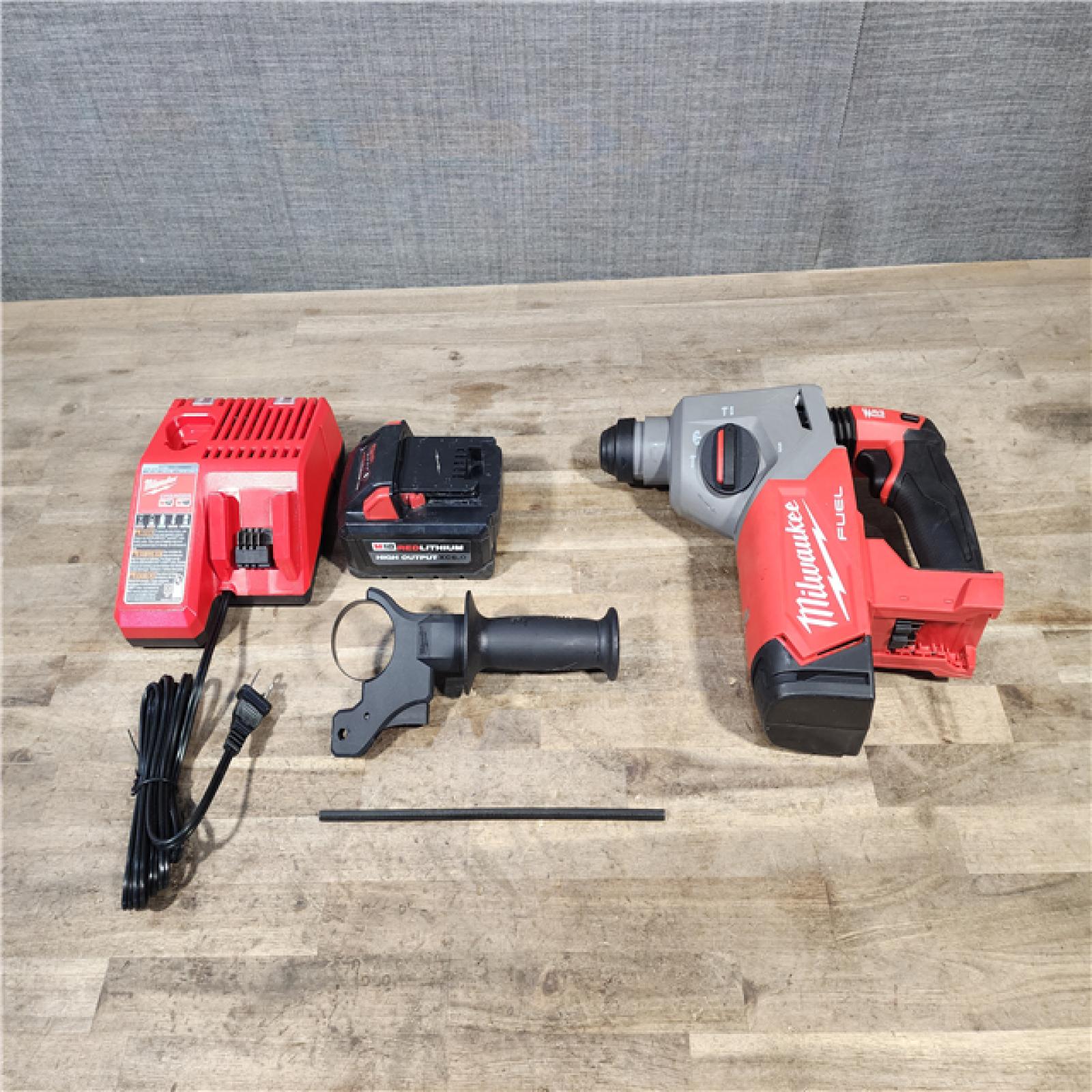 HOUSTON LOCATION - AS-IS Milwaukee M18 FUEL 18V Lithium-Ion Brushless Cordless 1 in. SDS-Plus Rotary Hammer W/ BATTERY & CHARGER